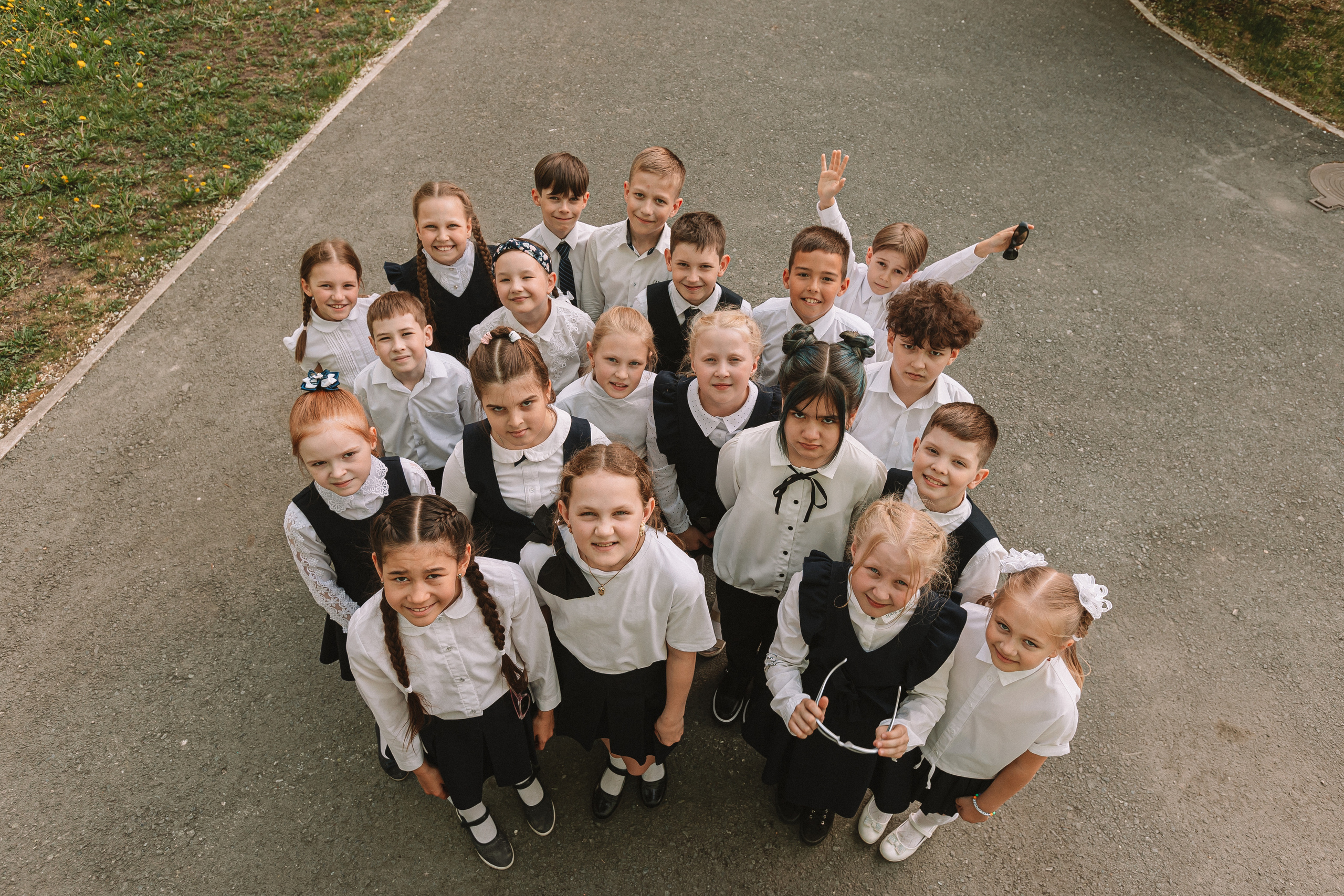 3 класс у школы. Семейный фотограф Тюмень, фотограф на роды Салмина Мария