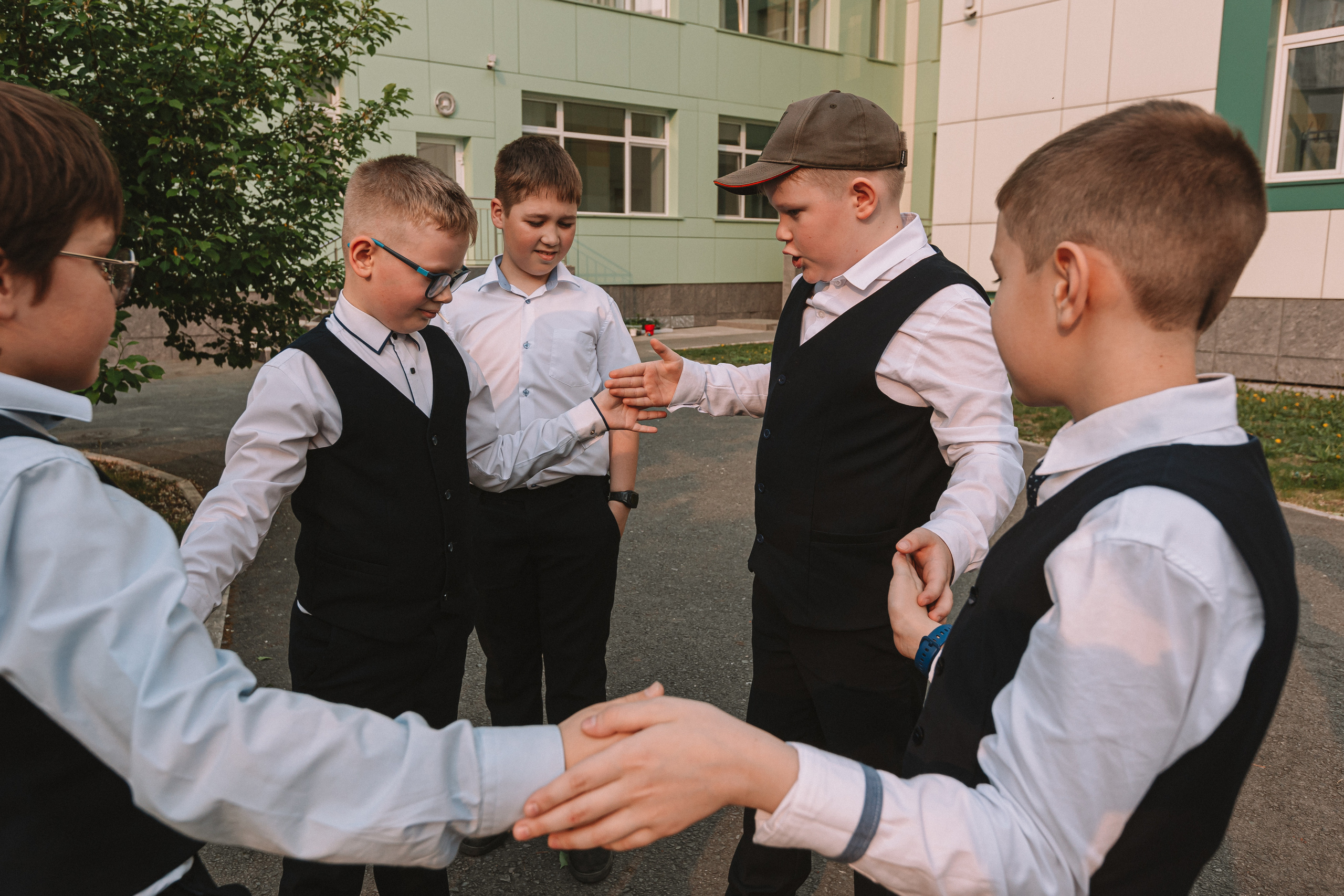 3 класс у школы. Семейный фотограф Тюмень, фотограф на роды Салмина Мария