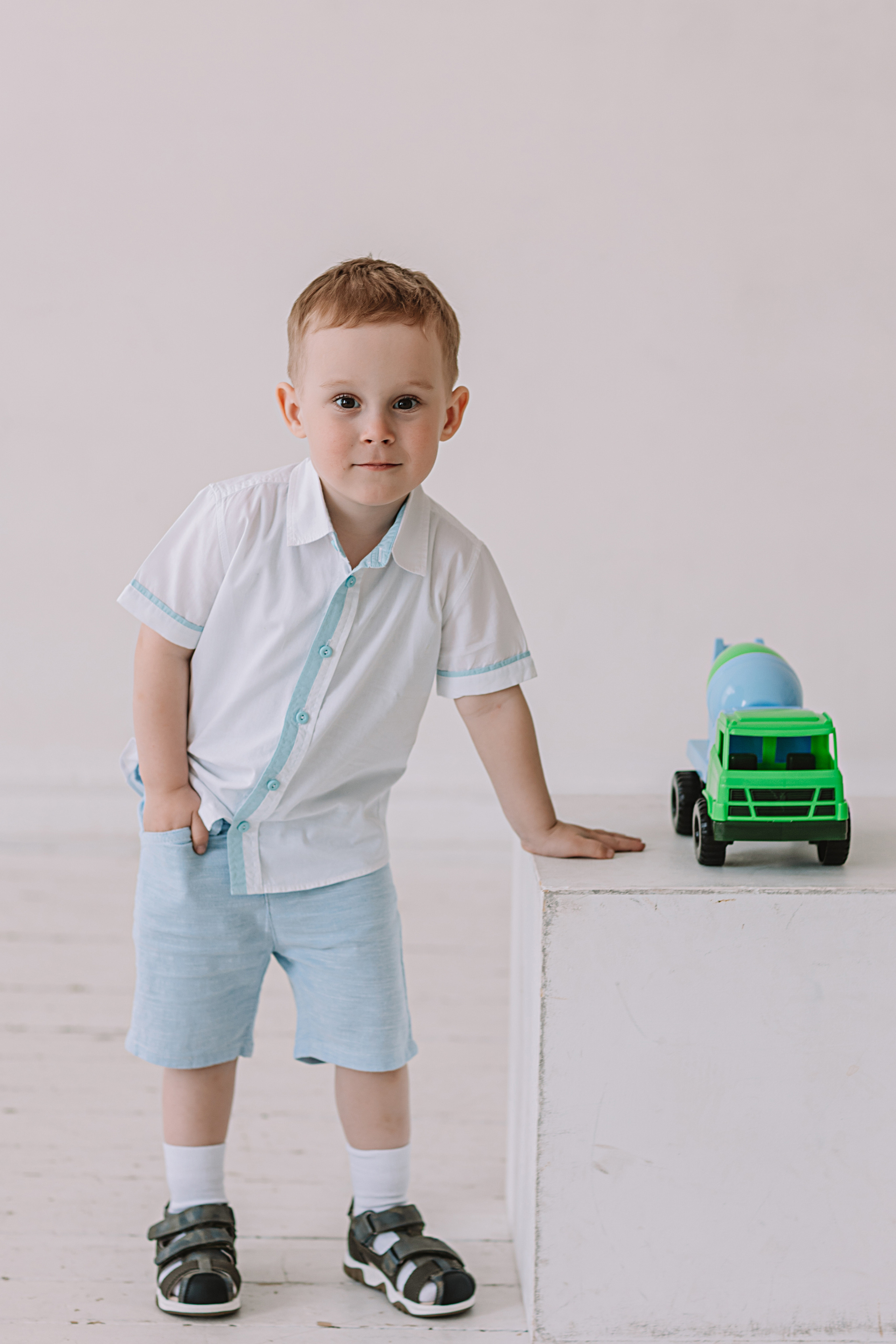 Младшая группа садика в студии. Семейный фотограф Тюмень, фотограф на роды Салмина Мария