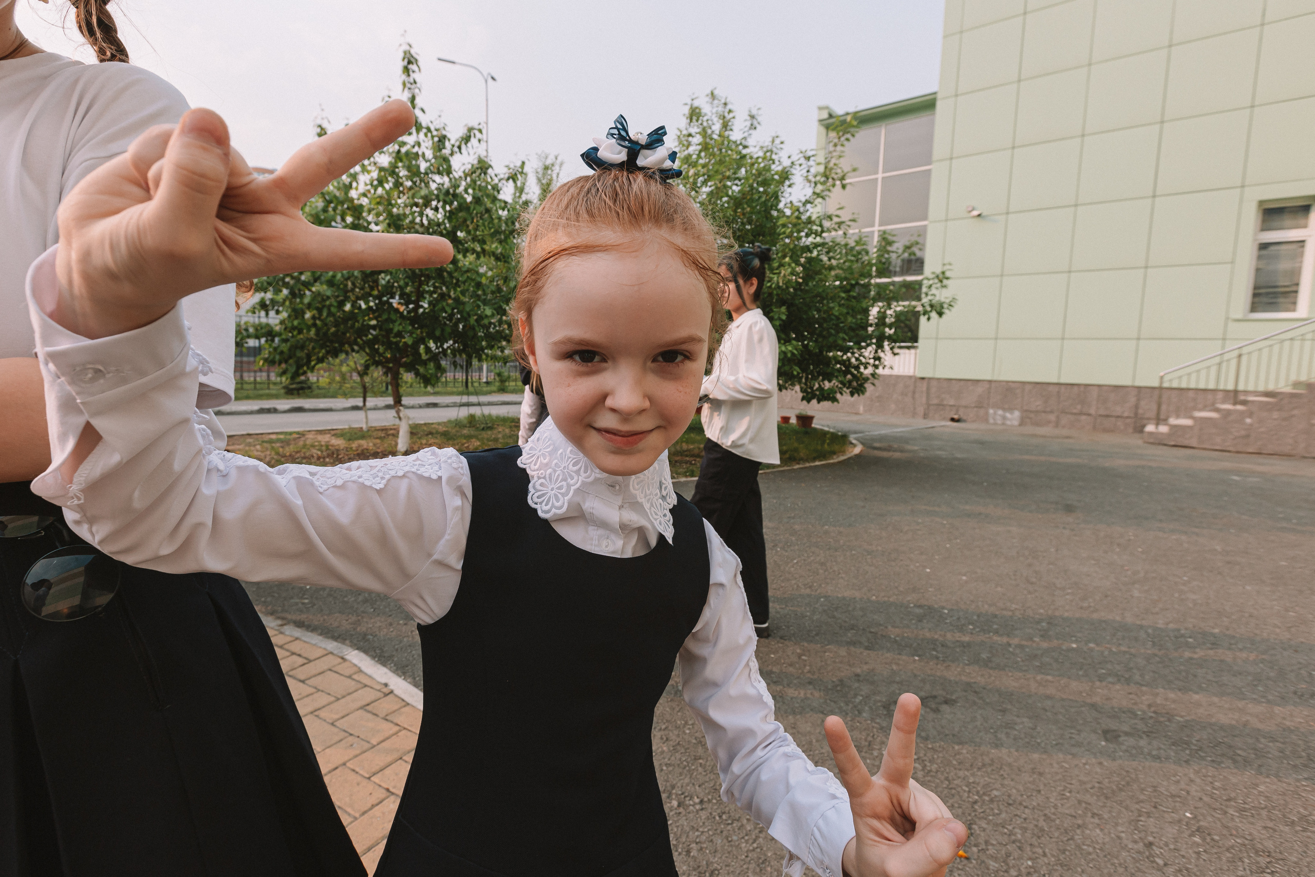 3 класс у школы. Семейный фотограф Тюмень, фотограф на роды Салмина Мария