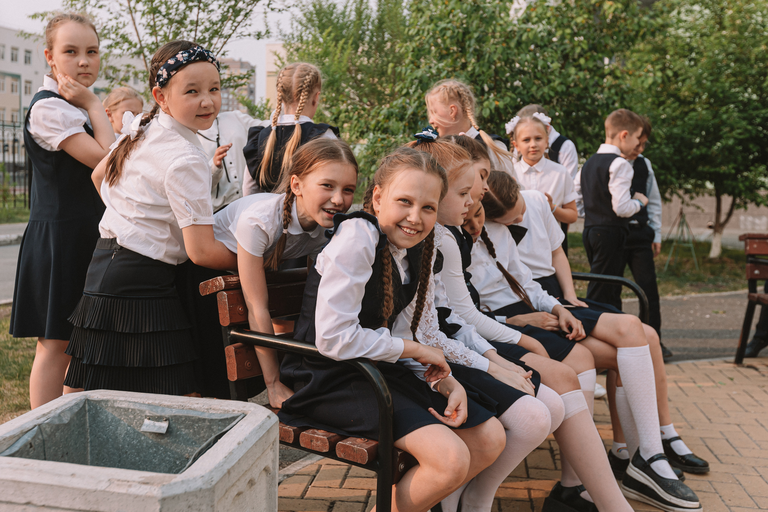 3 класс у школы. Семейный фотограф Тюмень, фотограф на роды Салмина Мария