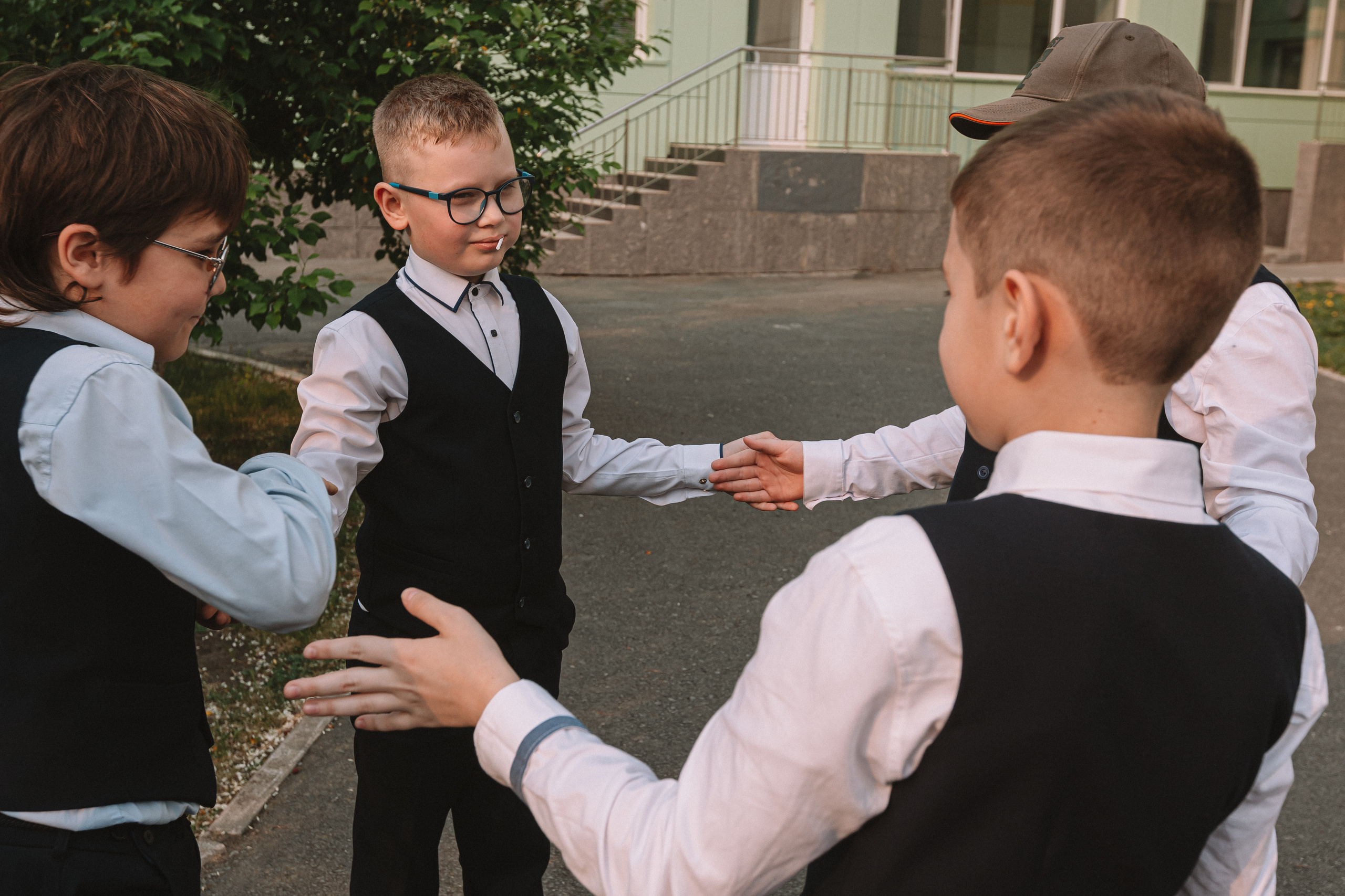 3 класс у школы. Семейный фотограф Тюмень, фотограф на роды Салмина Мария