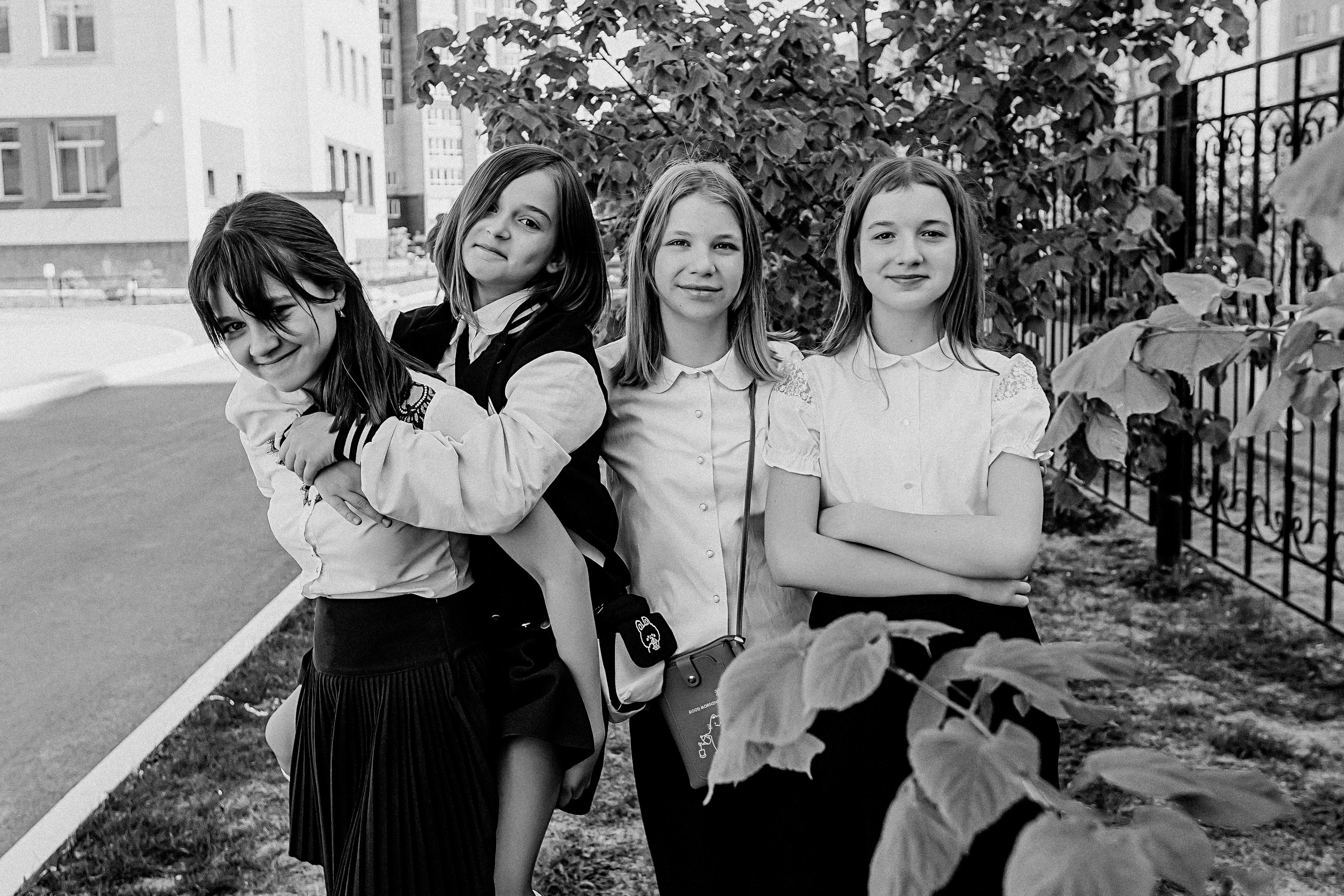 6 класс у школы. Семейный фотограф Тюмень, фотограф на роды Салмина Мария