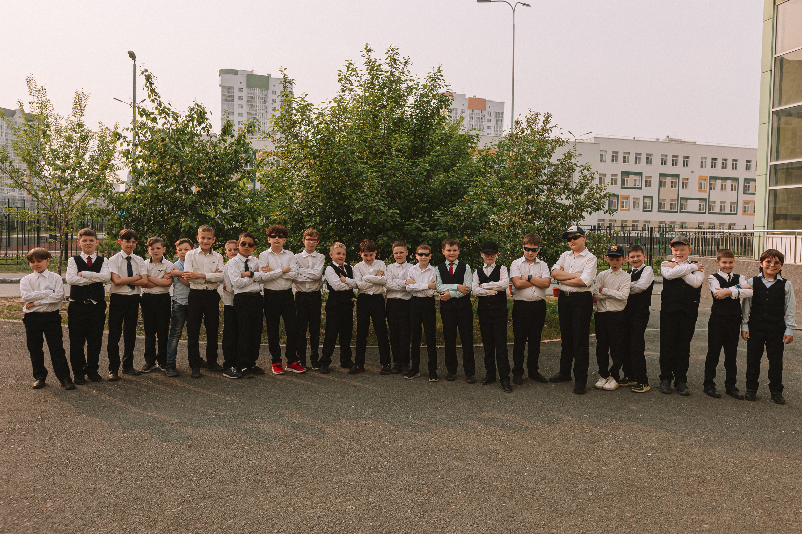 3 класс у школы. Семейный фотограф Тюмень, фотограф на роды Салмина Мария