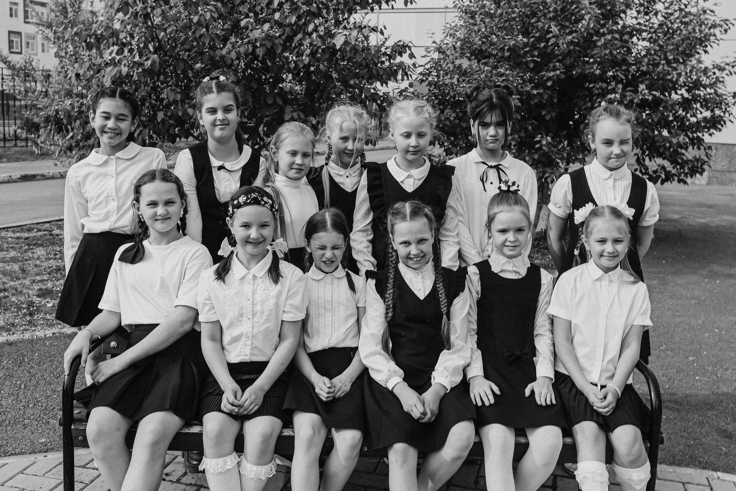 3 класс у школы. Семейный фотограф Тюмень, фотограф на роды Салмина Мария