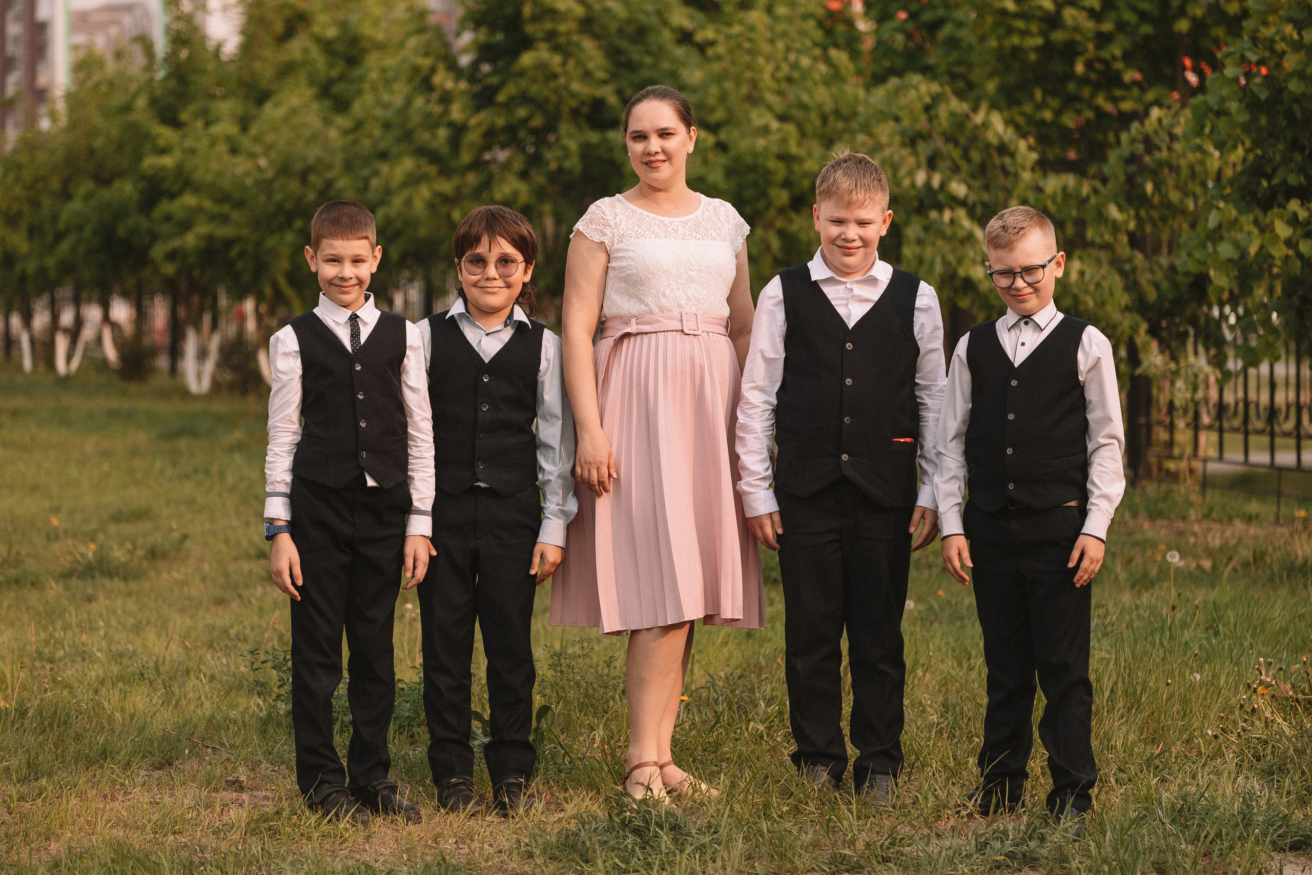 3 класс у школы. Семейный фотограф Тюмень, фотограф на роды Салмина Мария