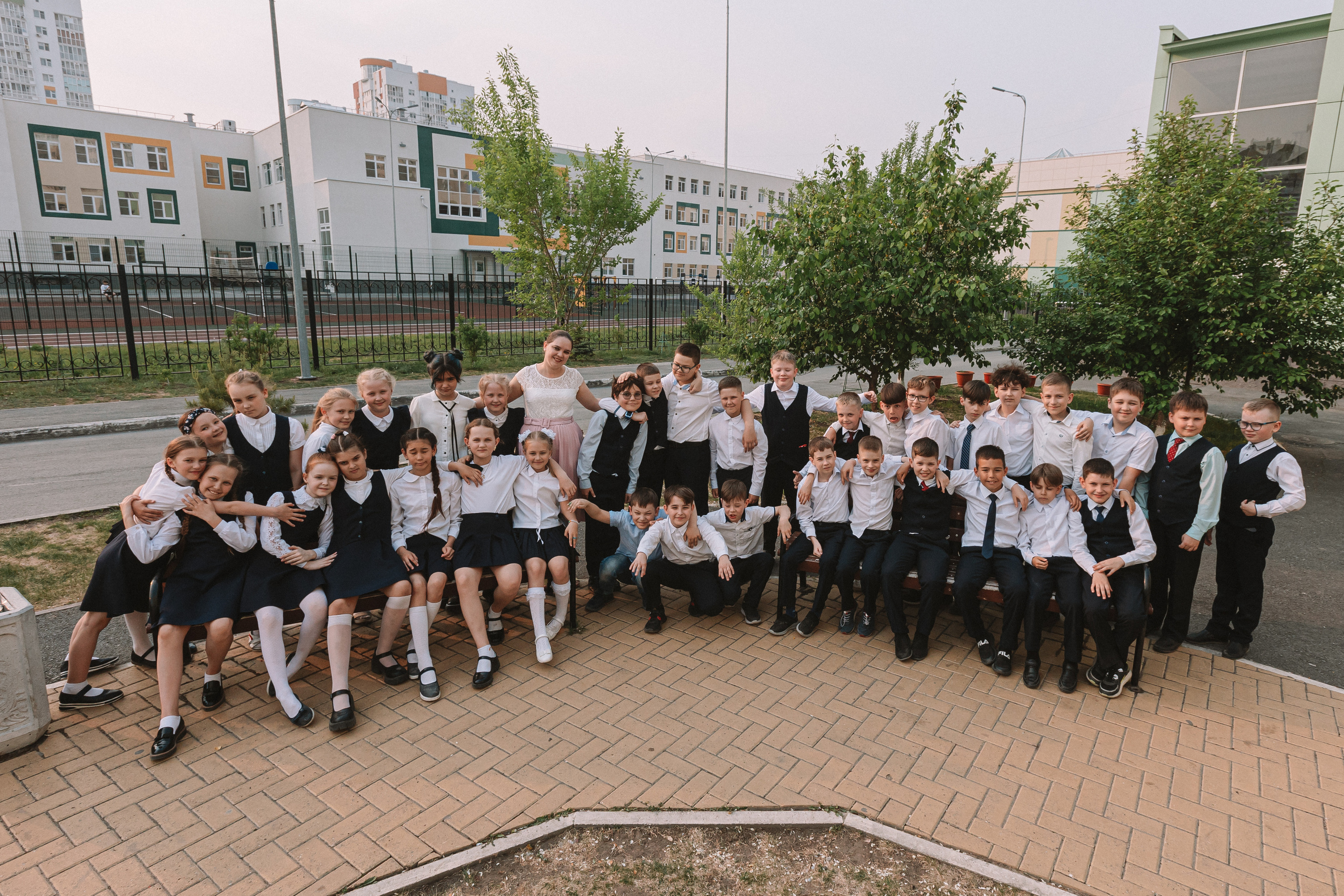 3 класс у школы. Семейный фотограф Тюмень, фотограф на роды Салмина Мария