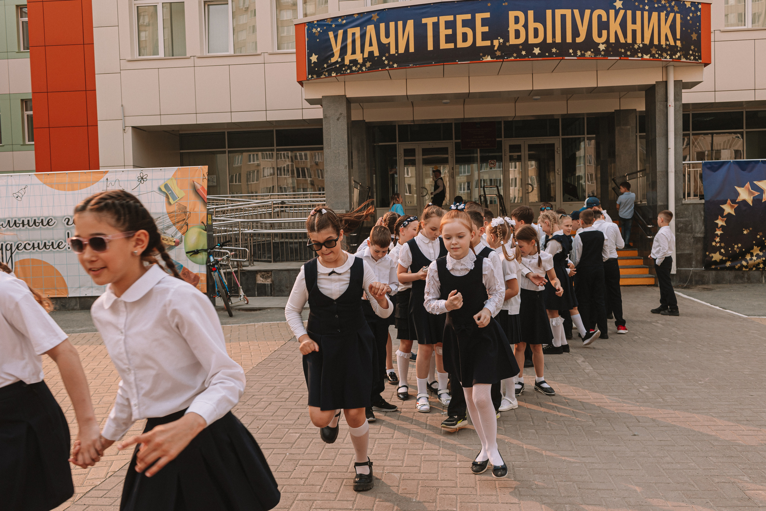 3 класс у школы. Семейный фотограф Тюмень, фотограф на роды Салмина Мария