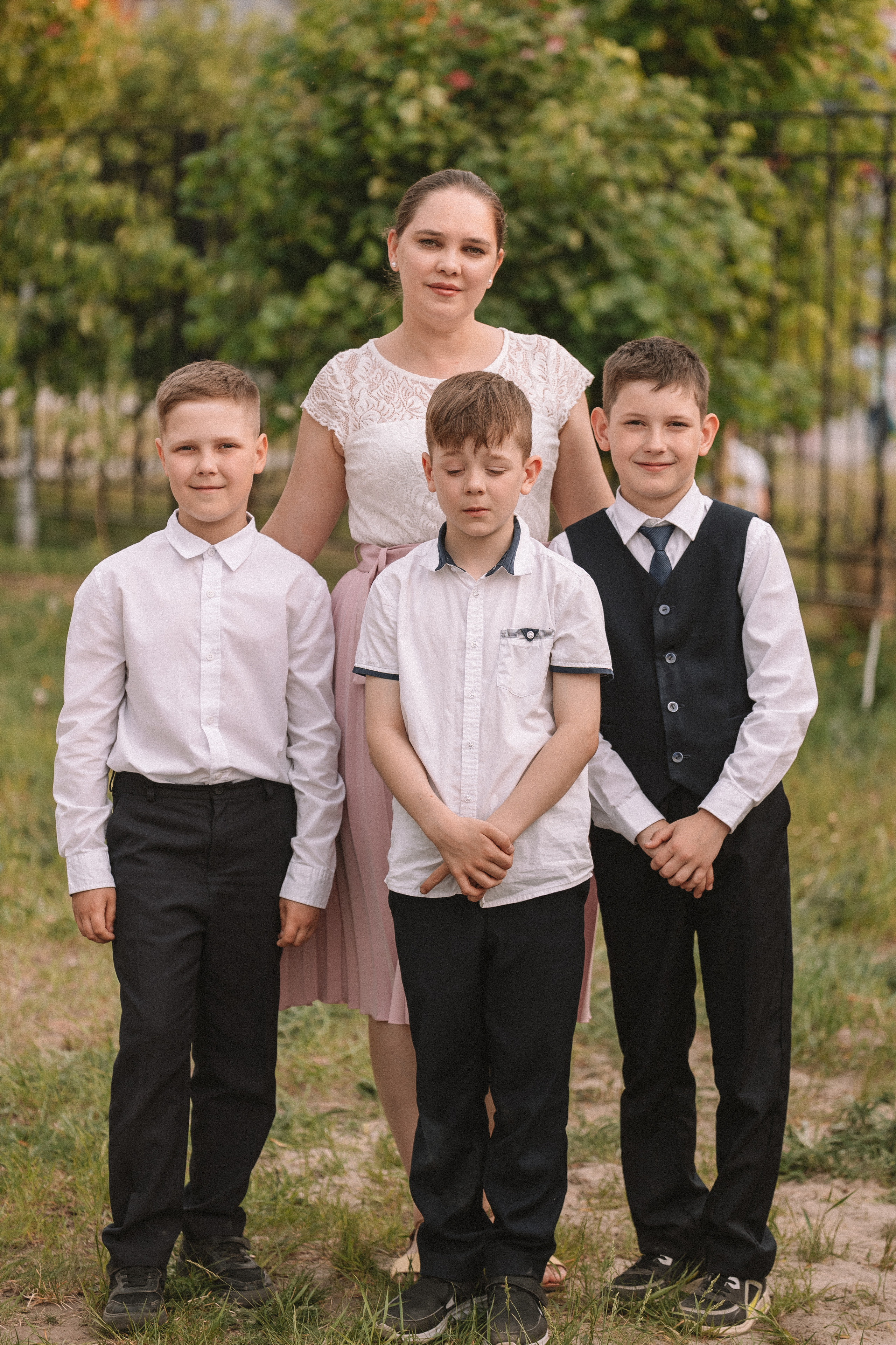 3 класс у школы. Семейный фотограф Тюмень, фотограф на роды Салмина Мария