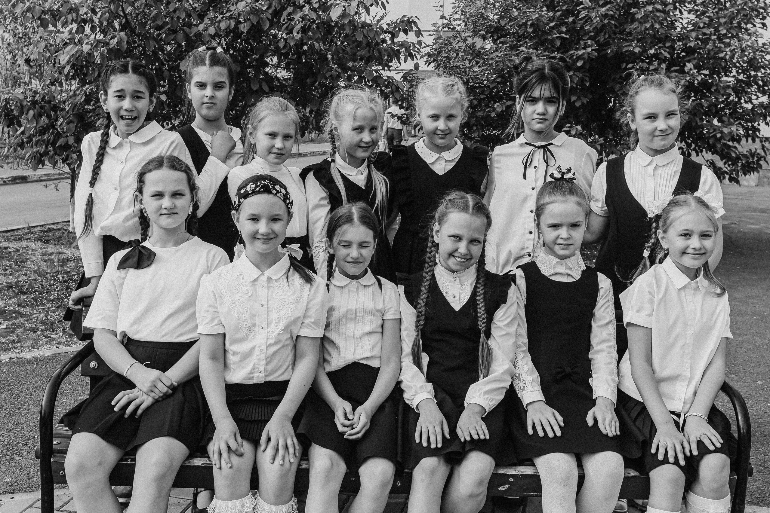 3 класс у школы. Семейный фотограф Тюмень, фотограф на роды Салмина Мария