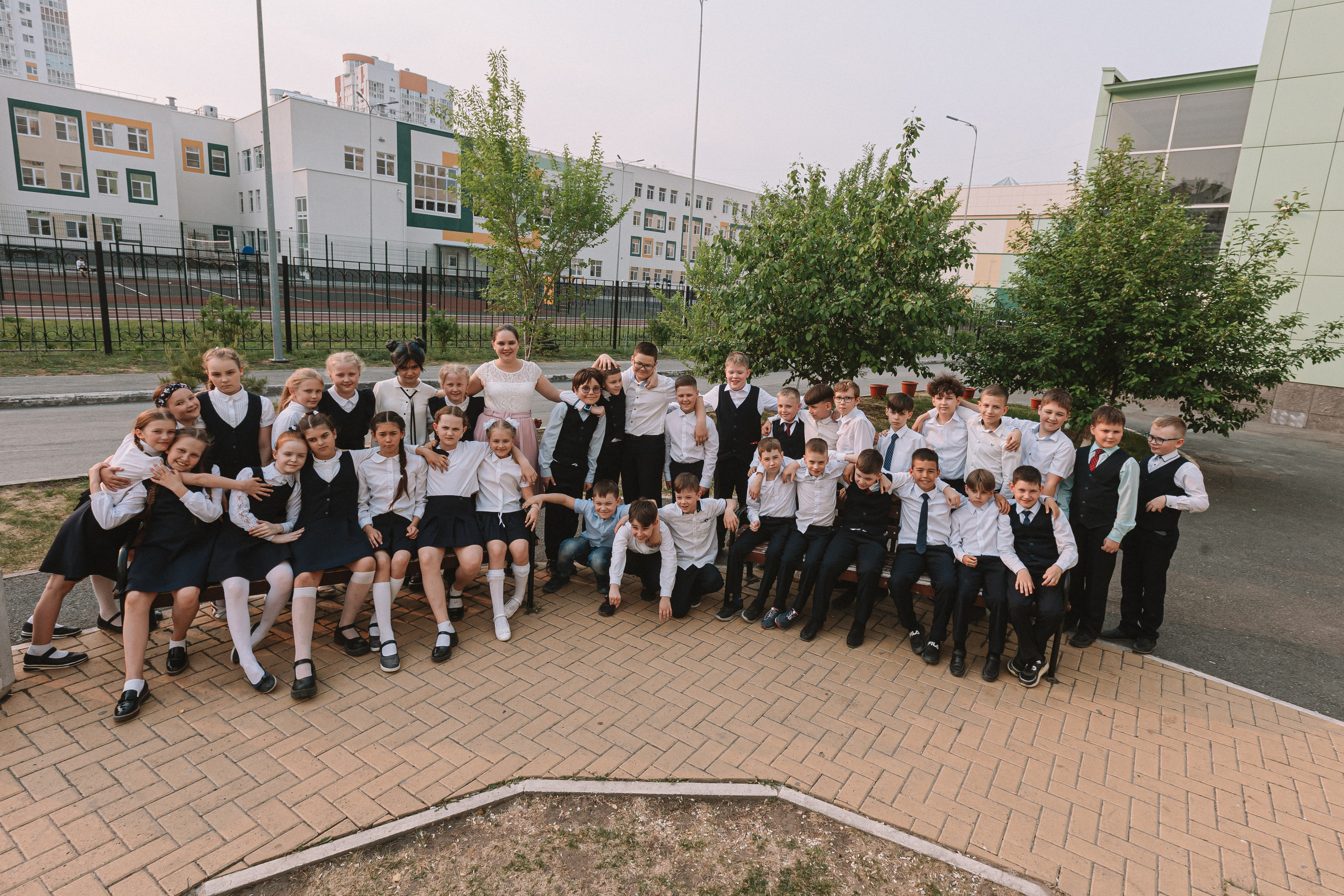 3 класс у школы. Семейный фотограф Тюмень, фотограф на роды Салмина Мария