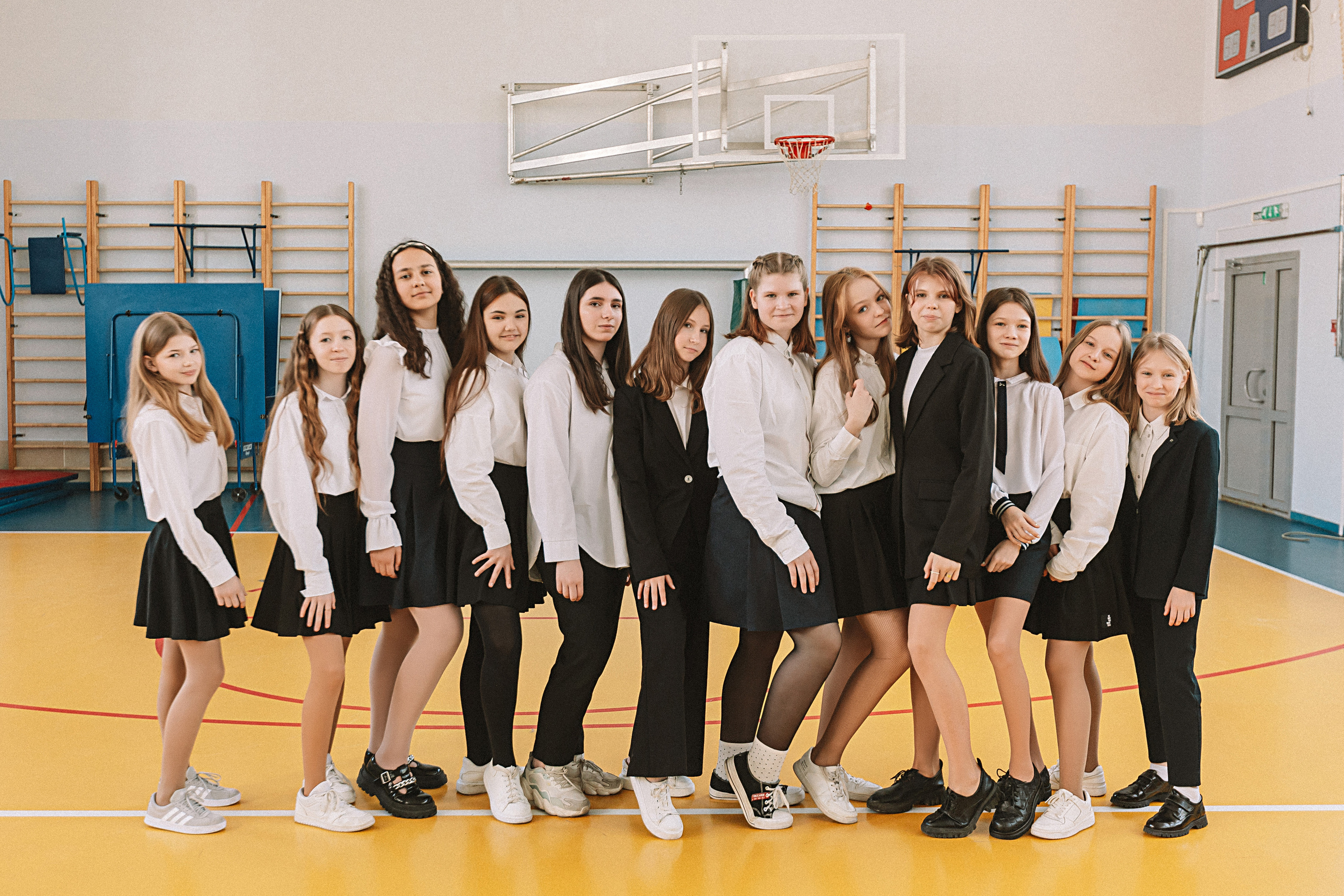 7 класс в стенах школы. Семейный фотограф Тюмень, фотограф на роды Салмина Мария