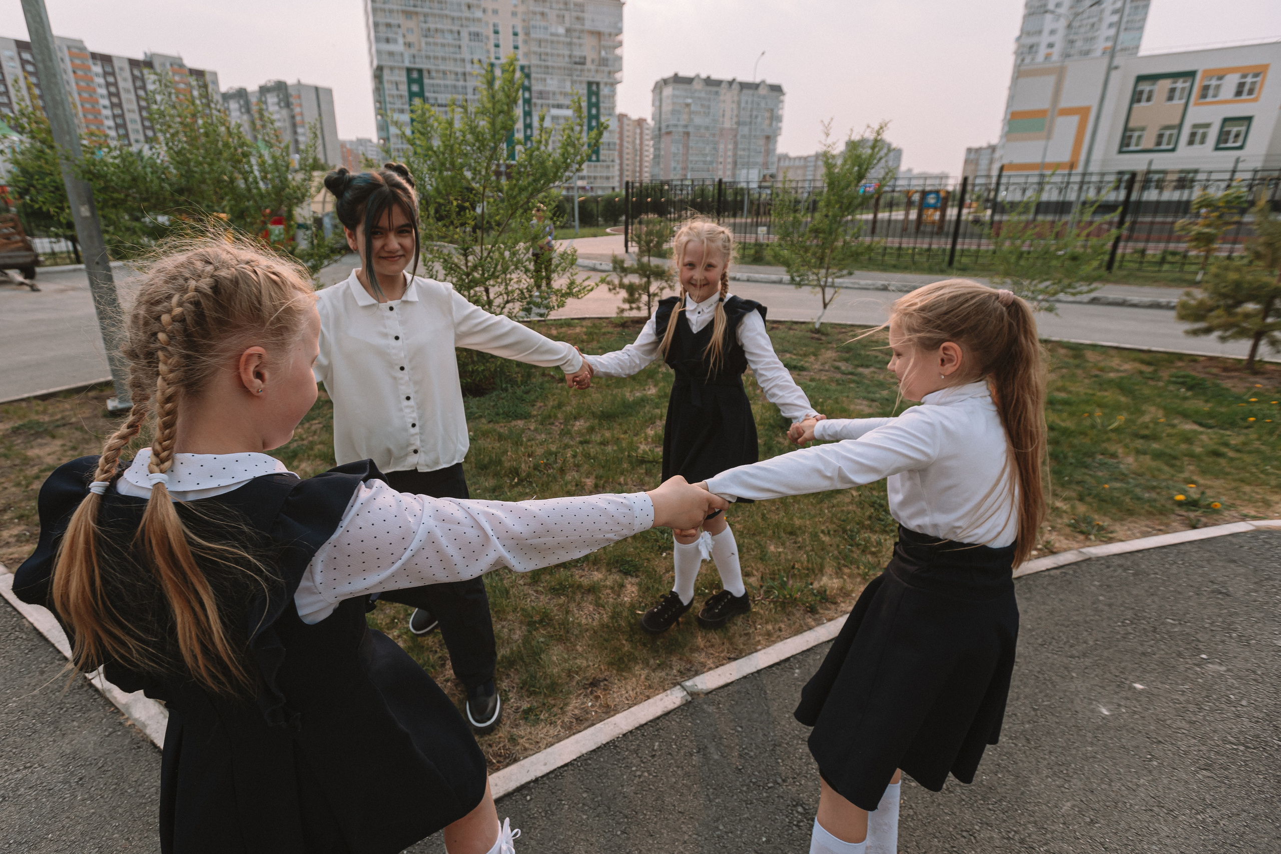 3 класс у школы. Семейный фотограф Тюмень, фотограф на роды Салмина Мария