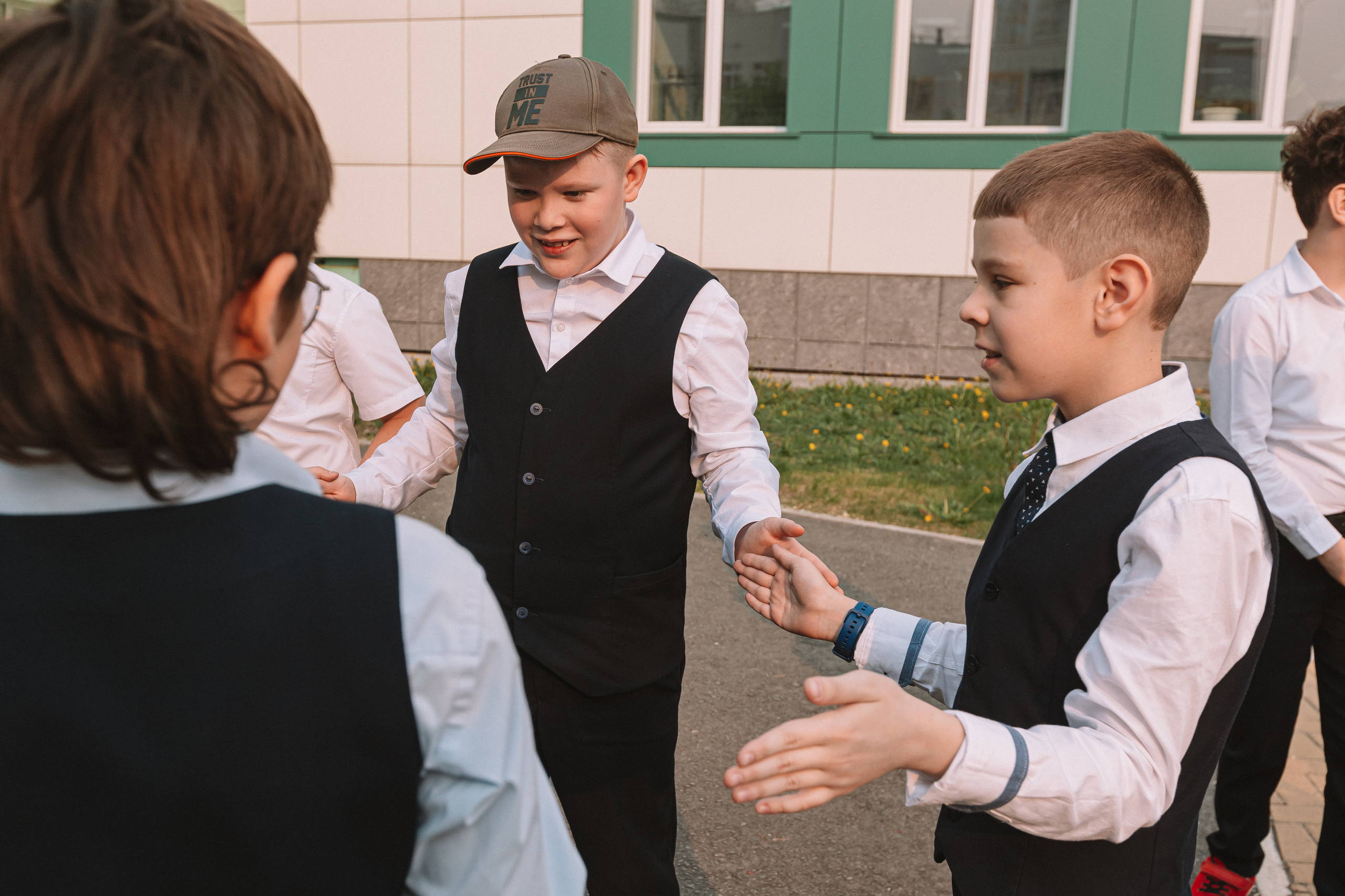 3 класс у школы. Семейный фотограф Тюмень, фотограф на роды Салмина Мария