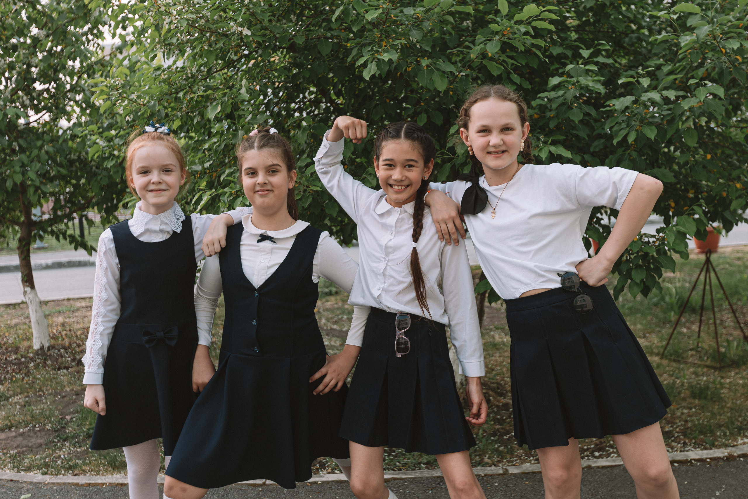 3 класс у школы. Семейный фотограф Тюмень, фотограф на роды Салмина Мария