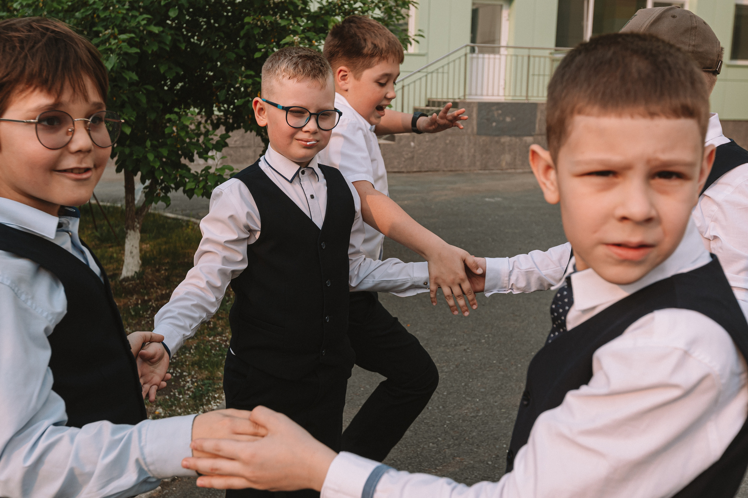 3 класс у школы. Семейный фотограф Тюмень, фотограф на роды Салмина Мария