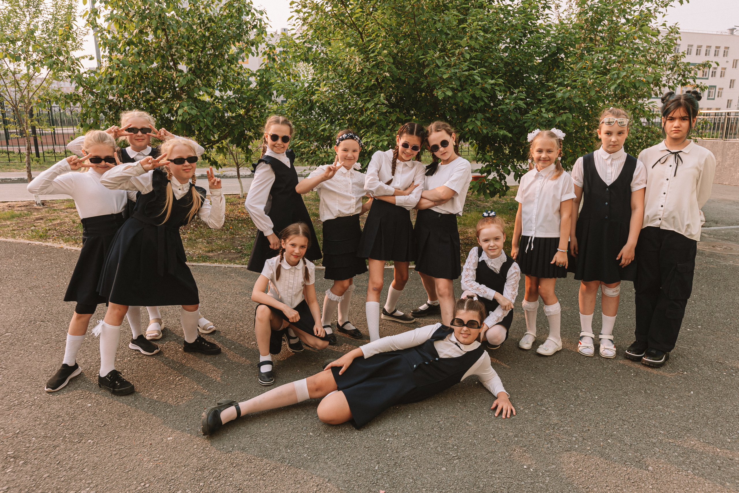 3 класс у школы. Семейный фотограф Тюмень, фотограф на роды Салмина Мария