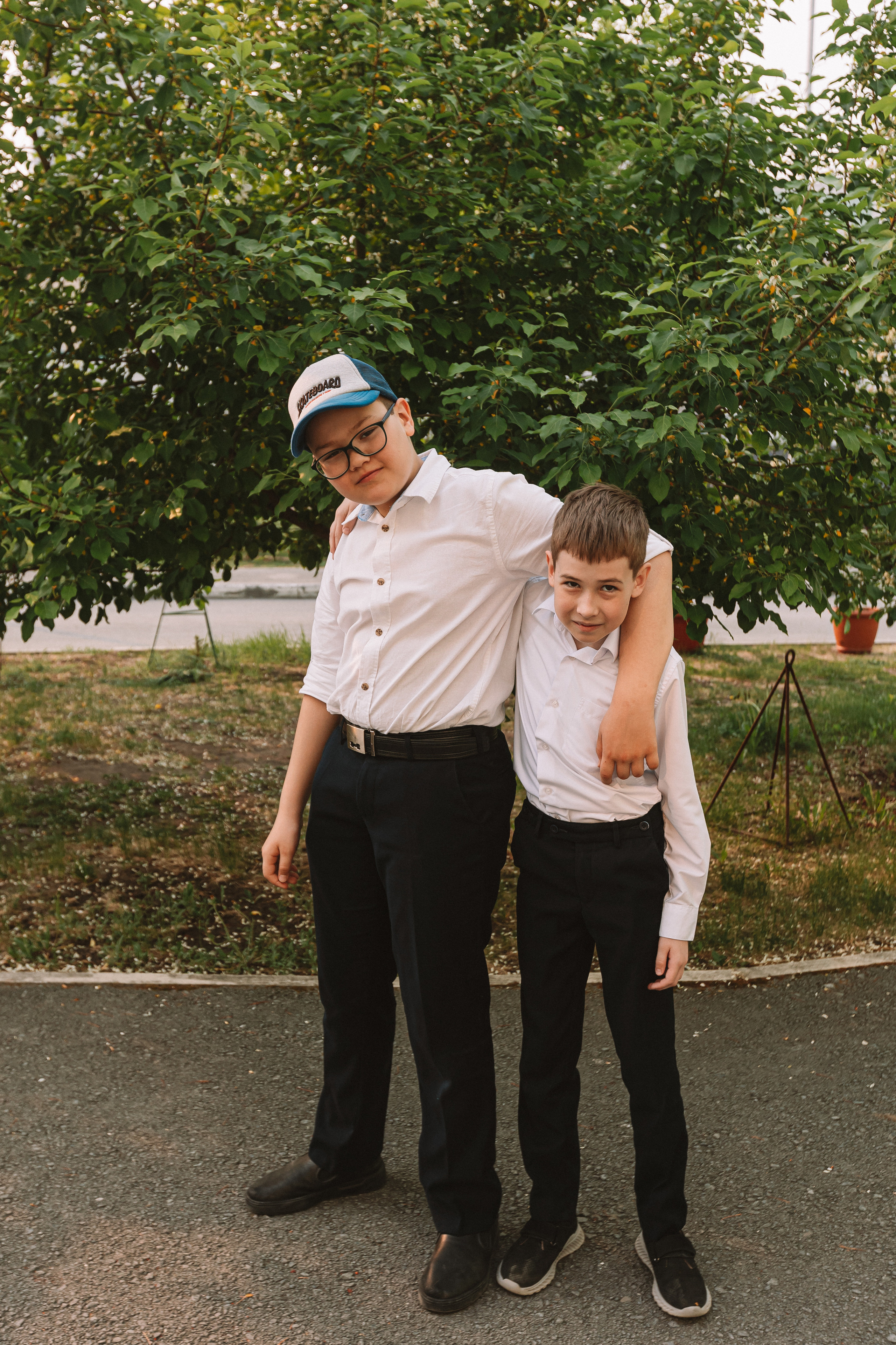 3 класс у школы. Семейный фотограф Тюмень, фотограф на роды Салмина Мария