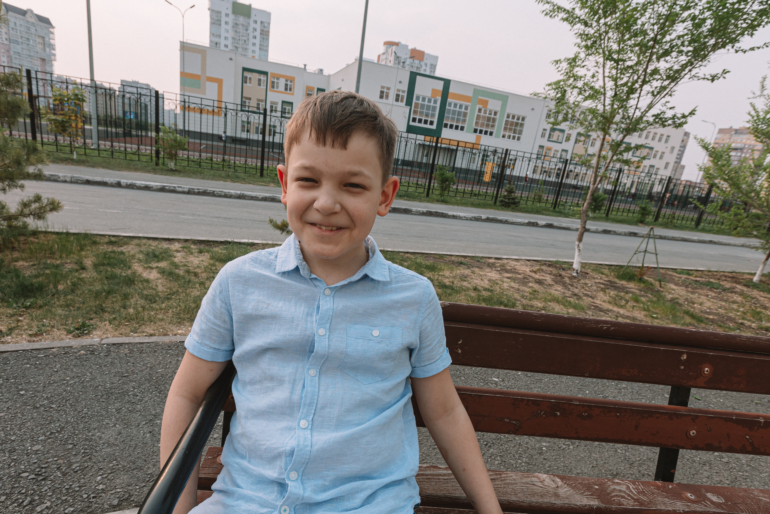 3 класс у школы. Семейный фотограф Тюмень, фотограф на роды Салмина Мария