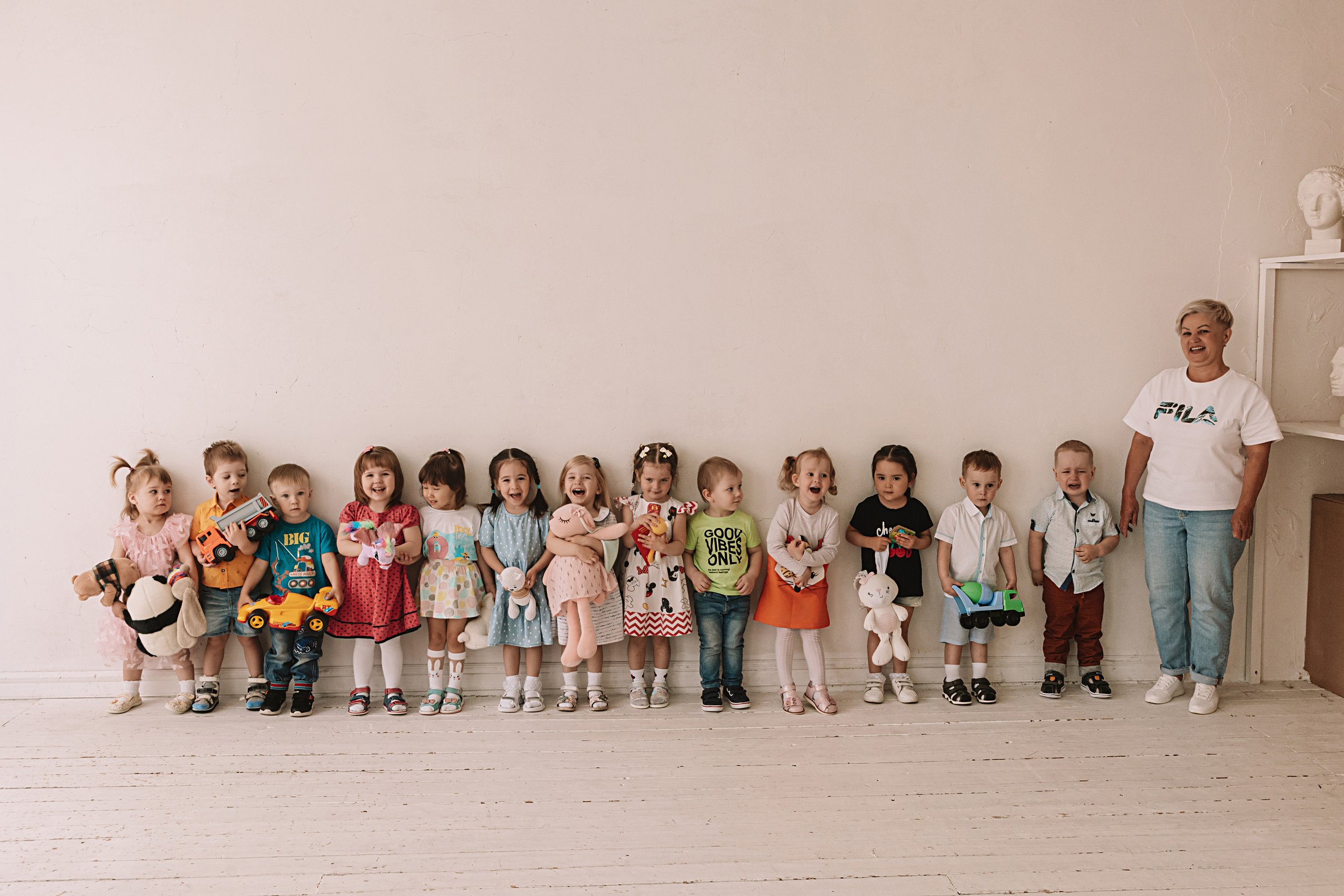 Младшая группа садика в студии. Семейный фотограф Тюмень, фотограф на роды Салмина Мария