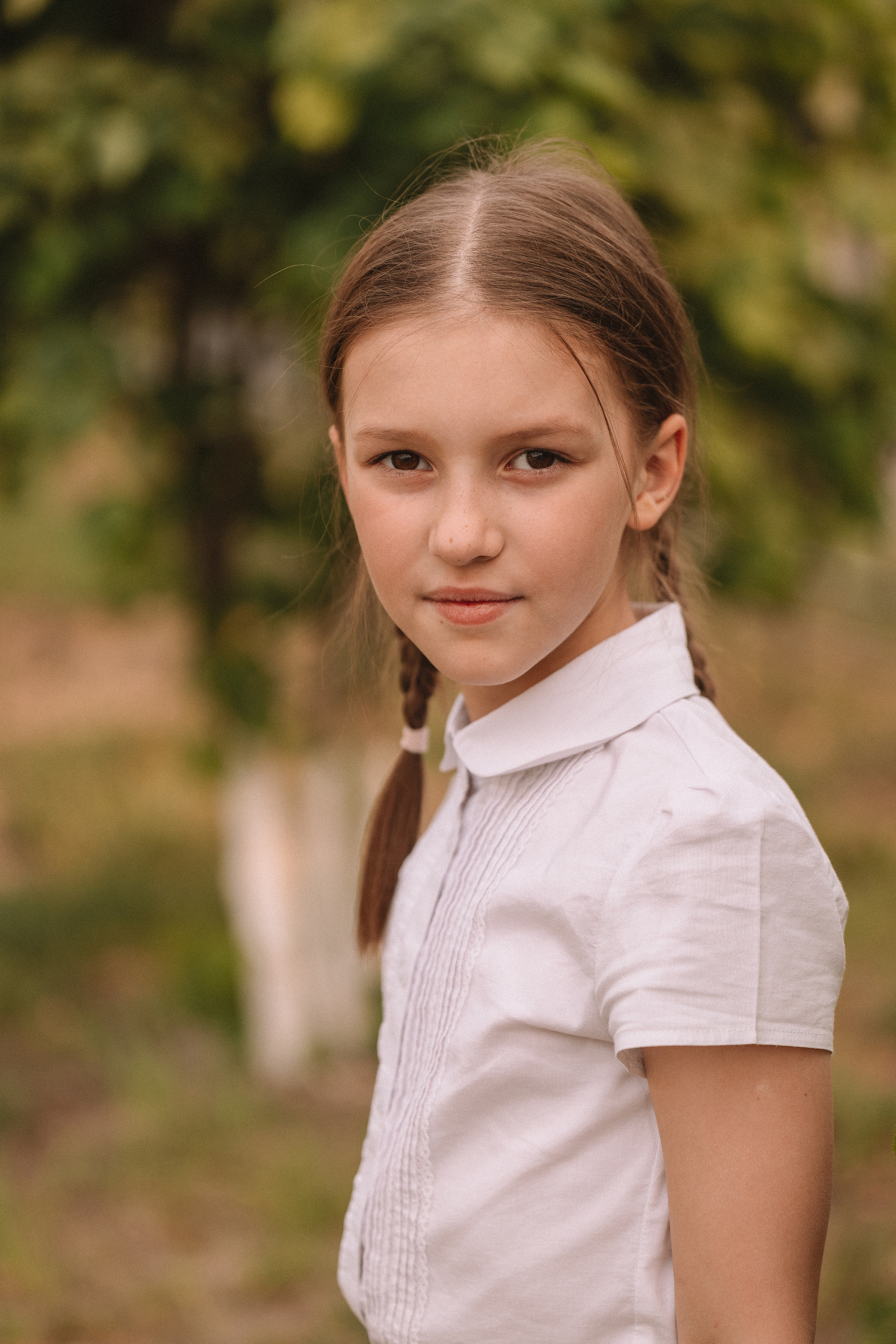 3 класс у школы. Семейный фотограф Тюмень, фотограф на роды Салмина Мария