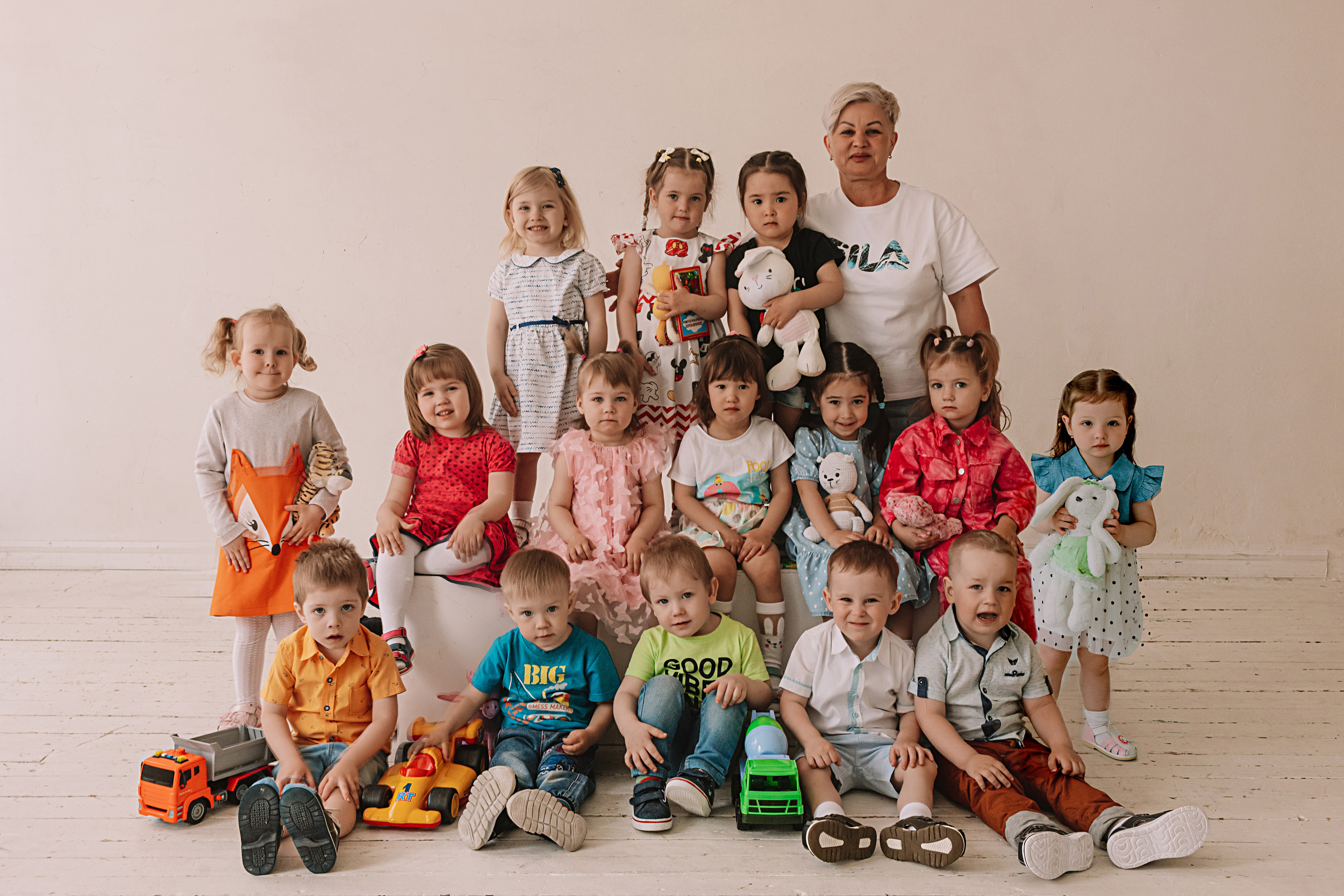 Младшая группа садика в студии. Семейный фотограф Тюмень, фотограф на роды Салмина Мария