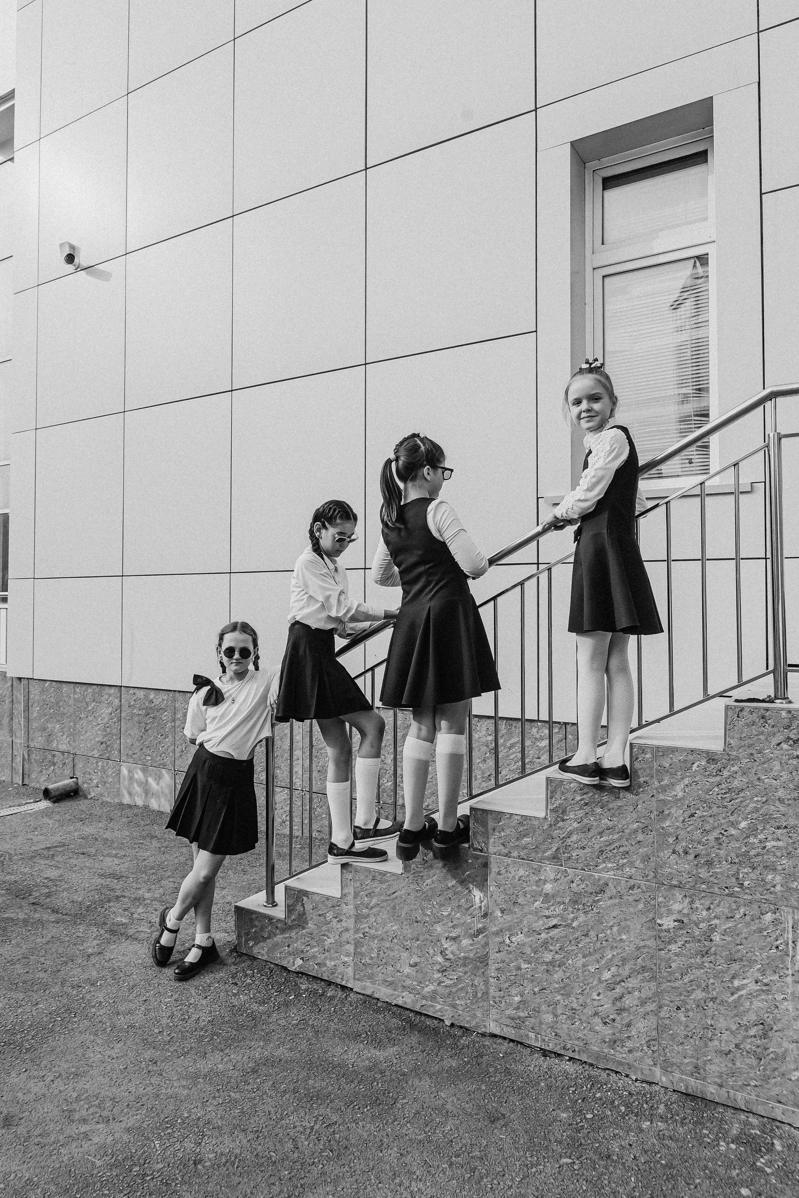 3 класс у школы. Семейный фотограф Тюмень, фотограф на роды Салмина Мария