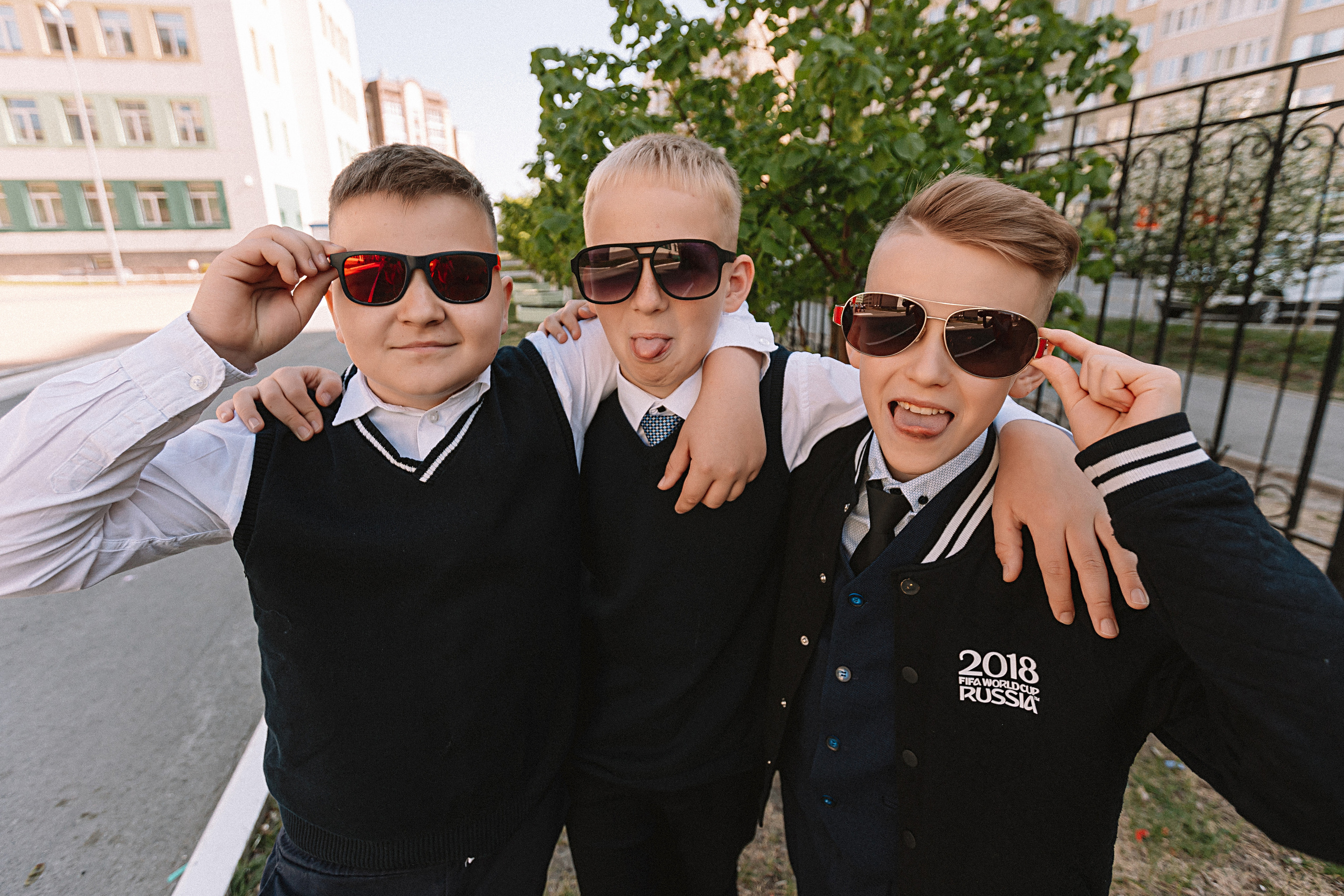 6 класс у школы. Семейный фотограф Тюмень, фотограф на роды Салмина Мария