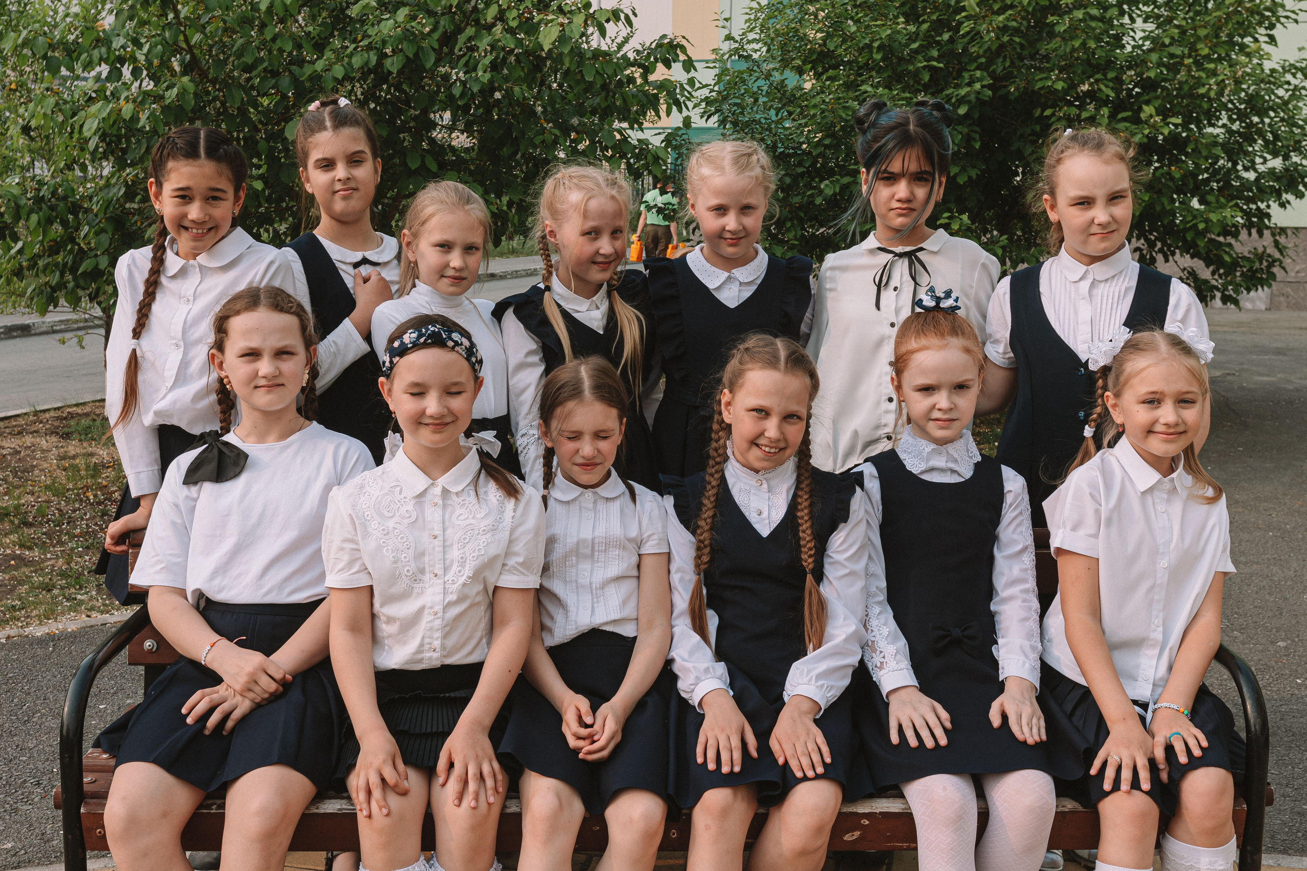 3 класс у школы. Семейный фотограф Тюмень, фотограф на роды Салмина Мария