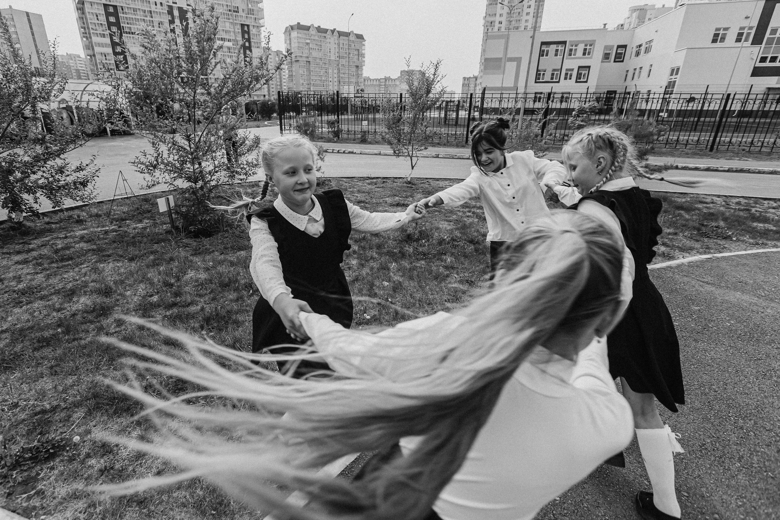 3 класс у школы. Семейный фотограф Тюмень, фотограф на роды Салмина Мария