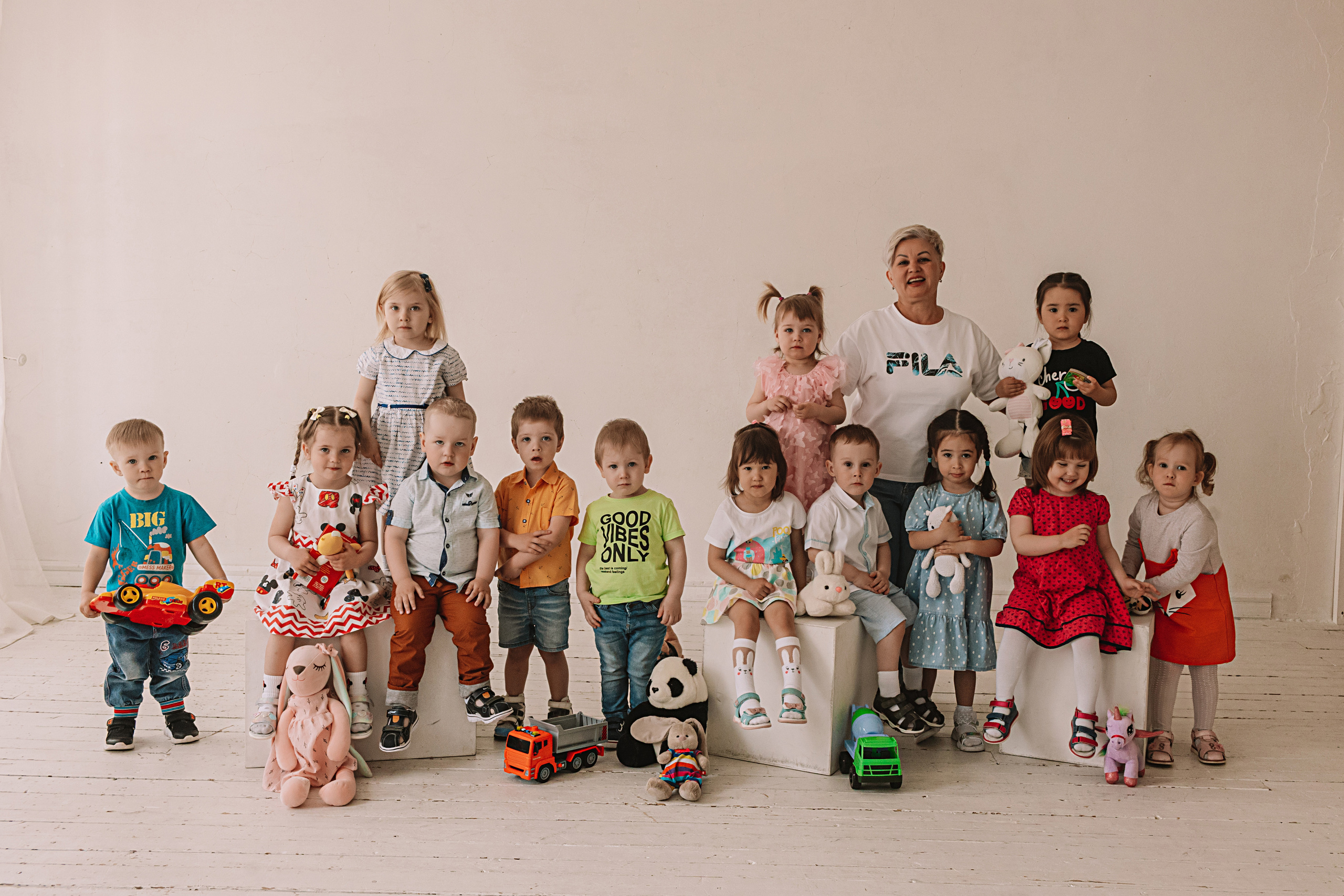 Младшая группа садика в студии. Семейный фотограф Тюмень, фотограф на роды Салмина Мария