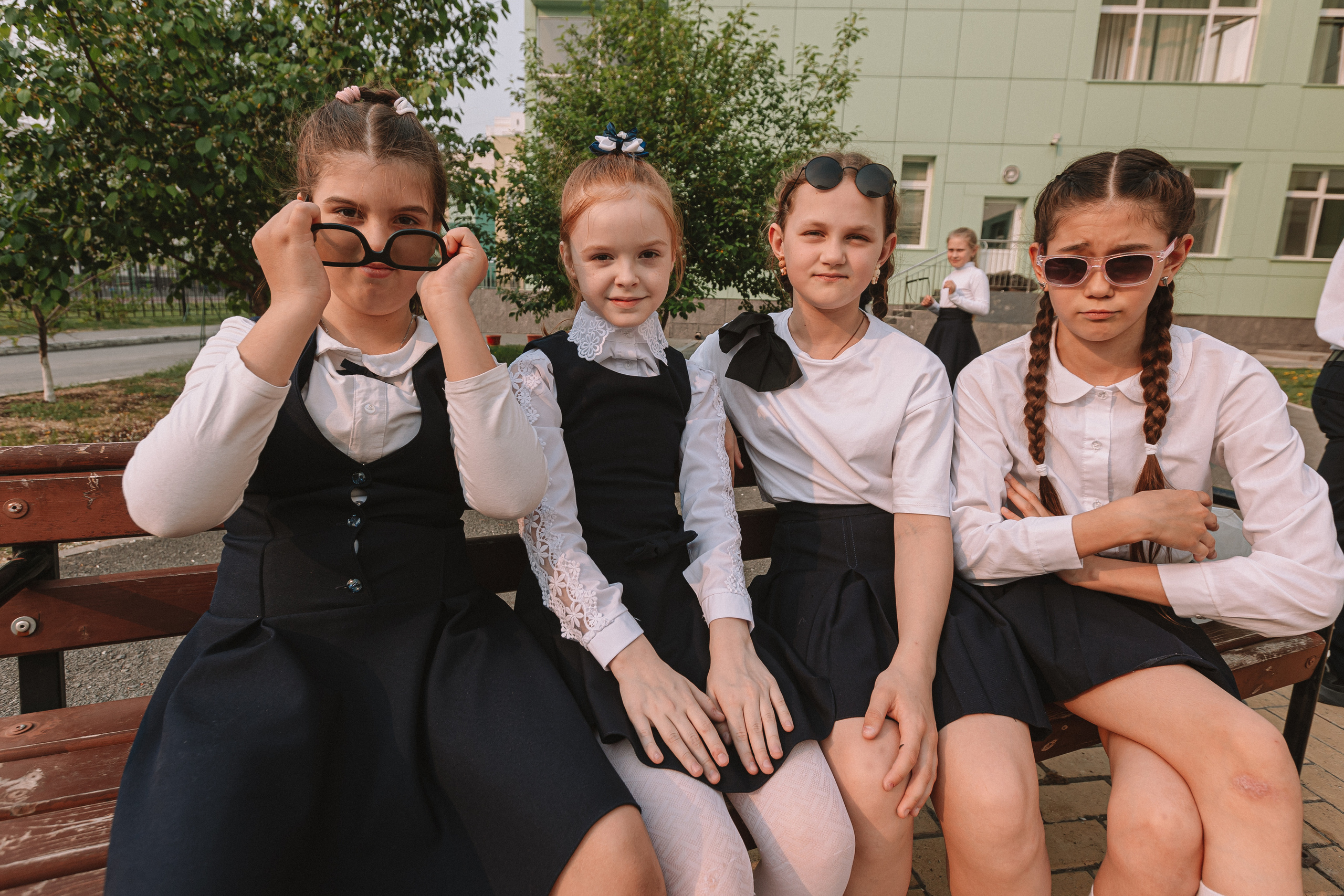 3 класс у школы. Семейный фотограф Тюмень, фотограф на роды Салмина Мария