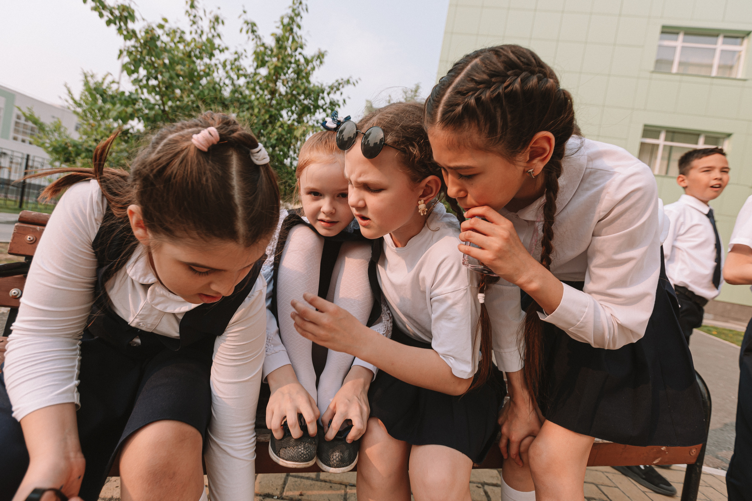 3 класс у школы. Семейный фотограф Тюмень, фотограф на роды Салмина Мария