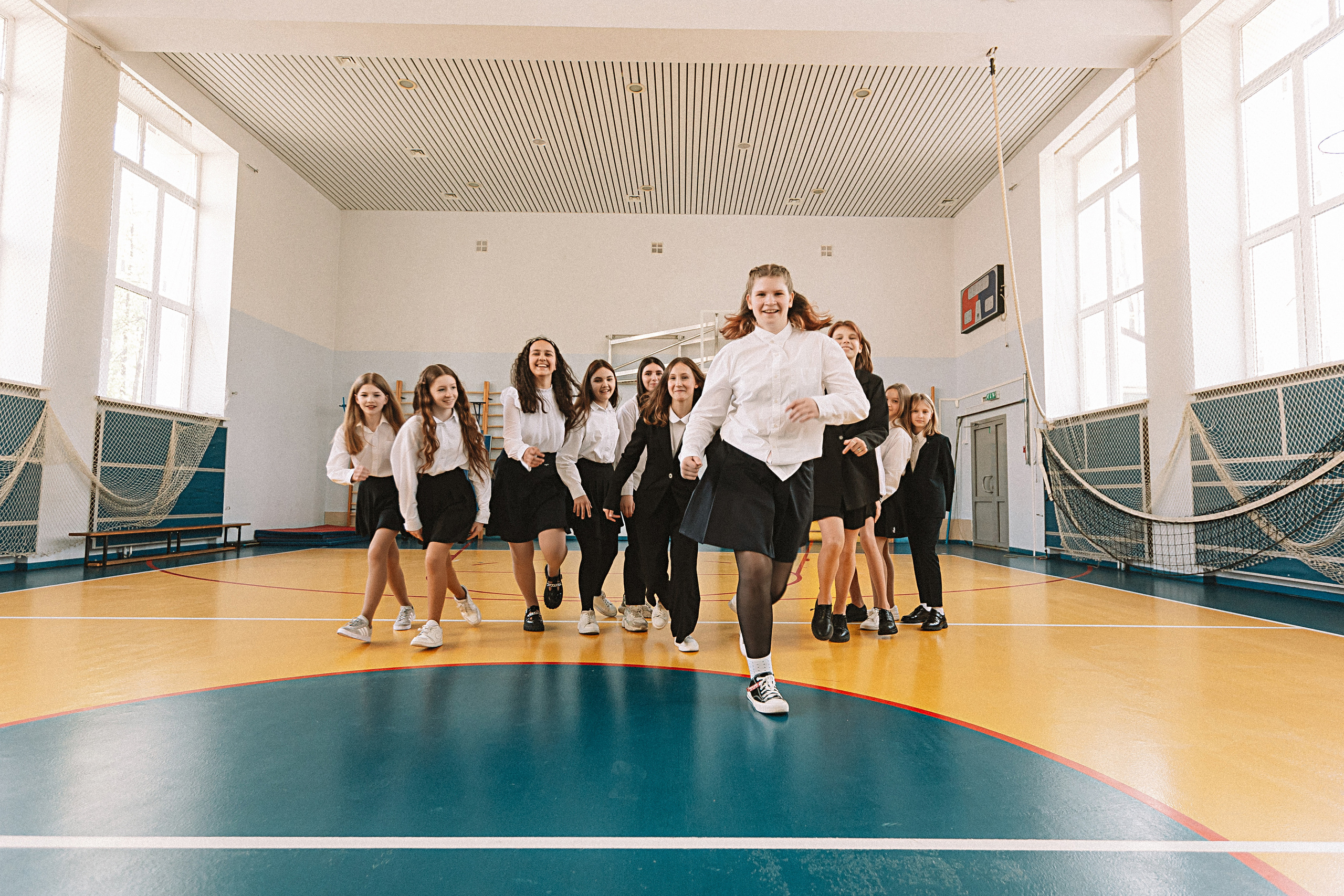 7 класс в стенах школы. Семейный фотограф Тюмень, фотограф на роды Салмина Мария