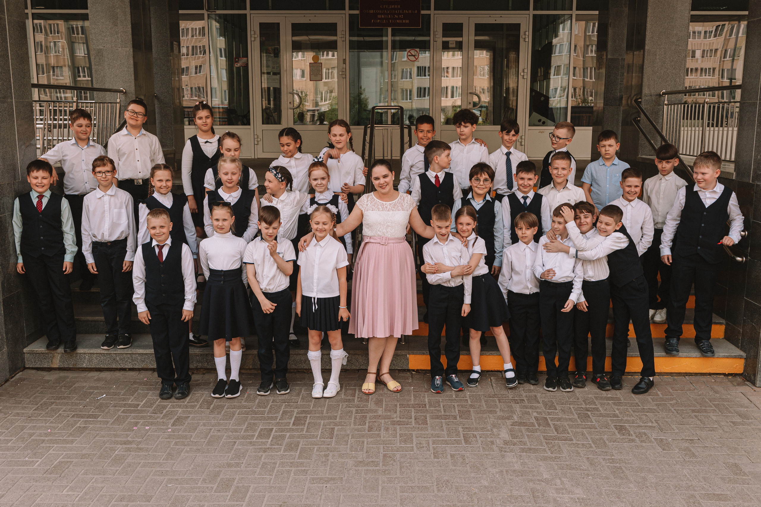 3 класс у школы. Семейный фотограф Тюмень, фотограф на роды Салмина Мария