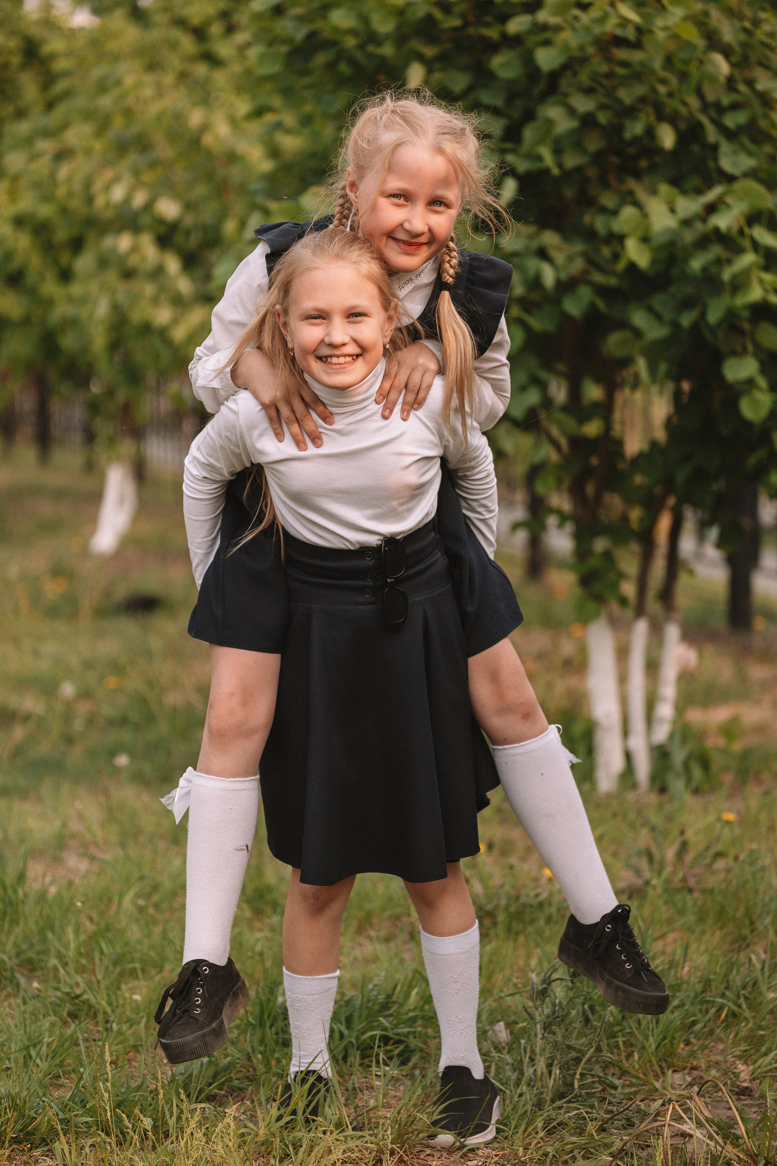 3 класс у школы. Семейный фотограф Тюмень, фотограф на роды Салмина Мария