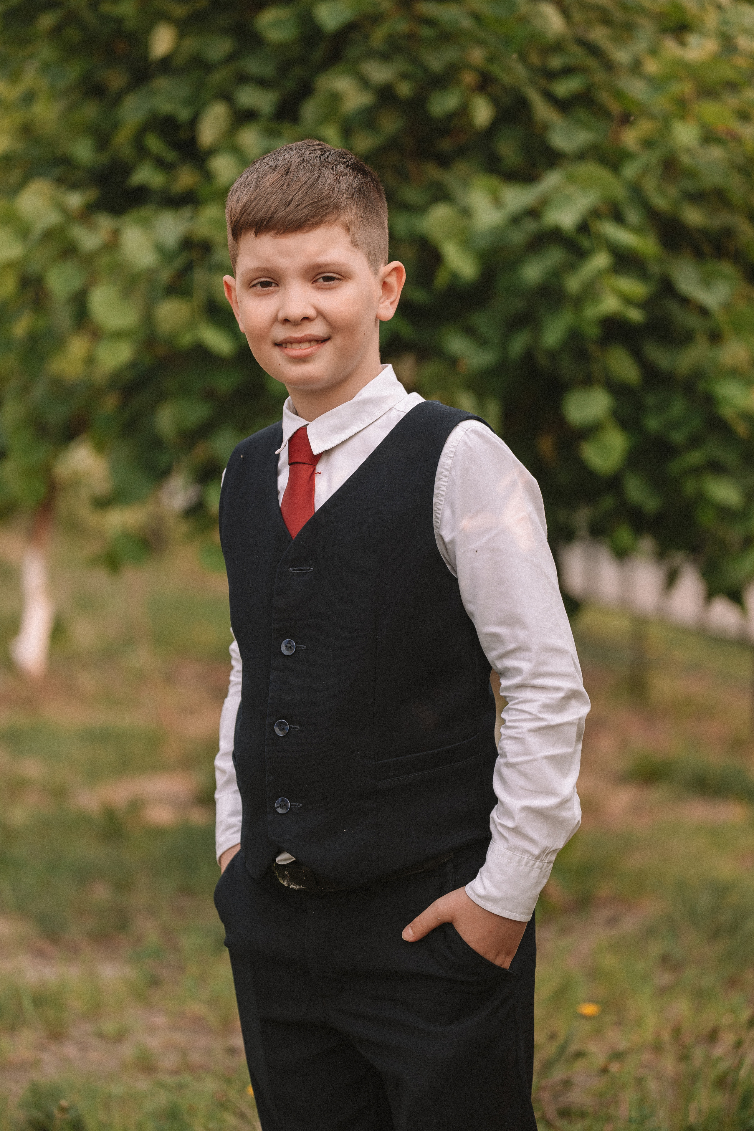 3 класс у школы. Семейный фотограф Тюмень, фотограф на роды Салмина Мария