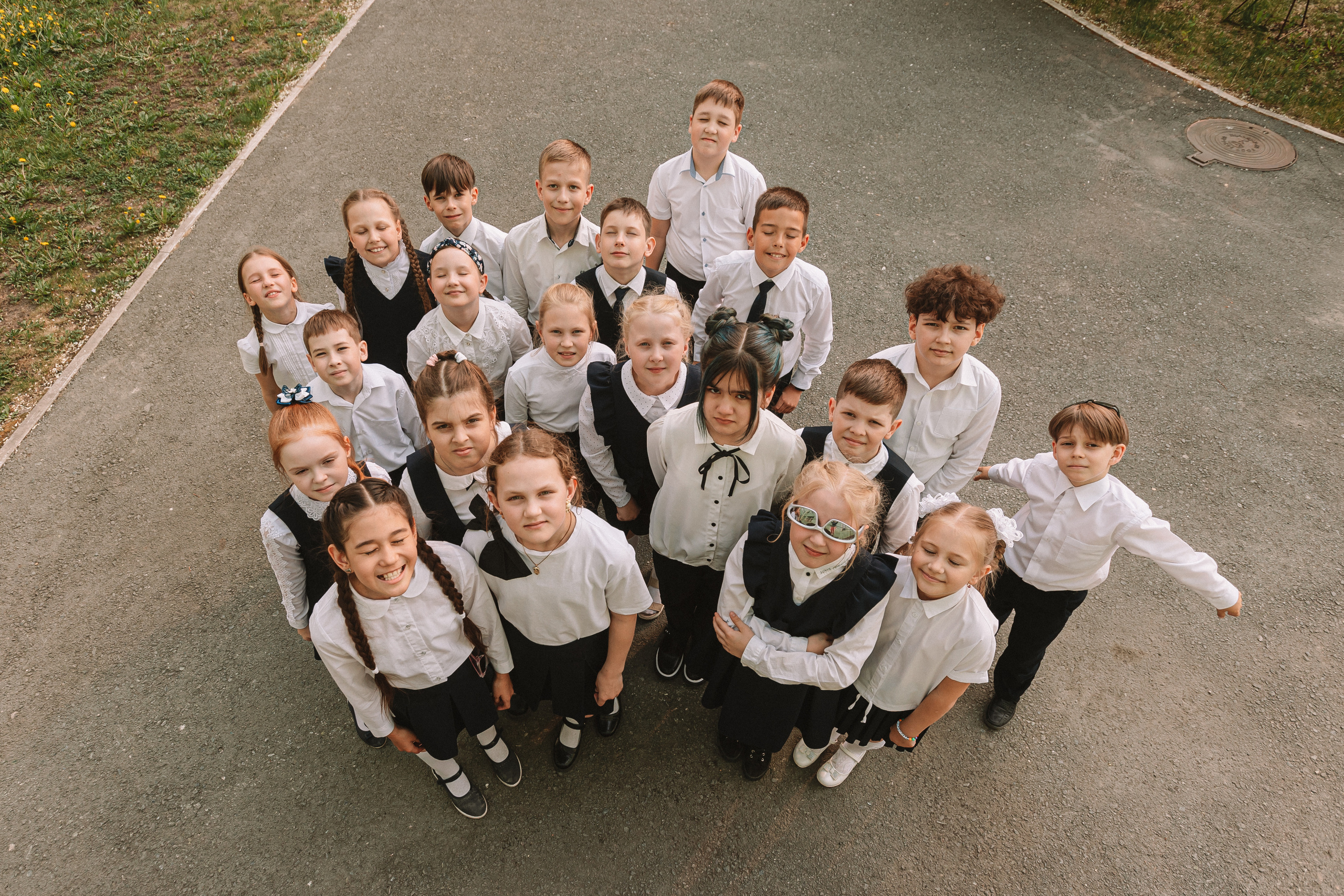 3 класс у школы. Семейный фотограф Тюмень, фотограф на роды Салмина Мария