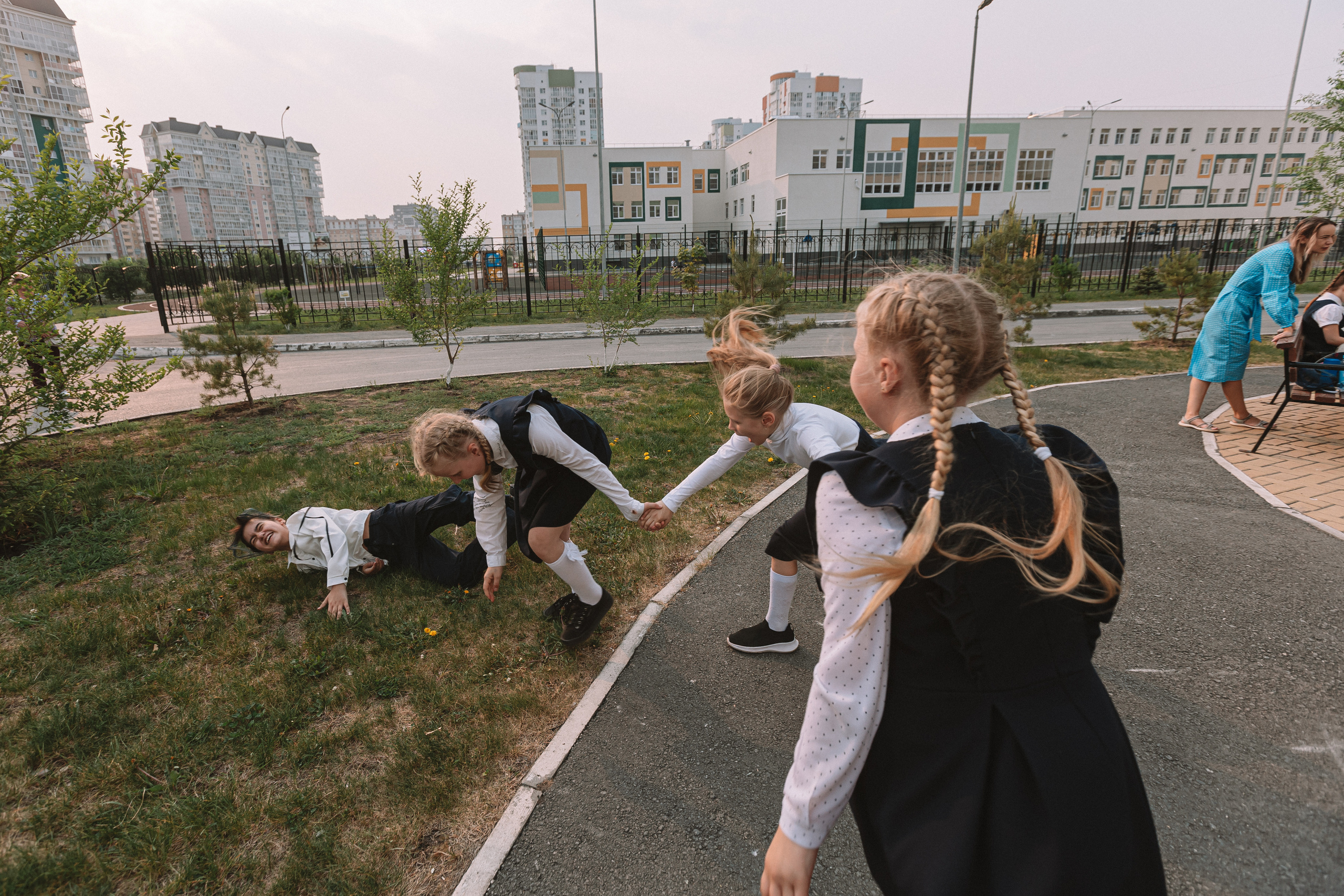 3 класс у школы. Семейный фотограф Тюмень, фотограф на роды Салмина Мария