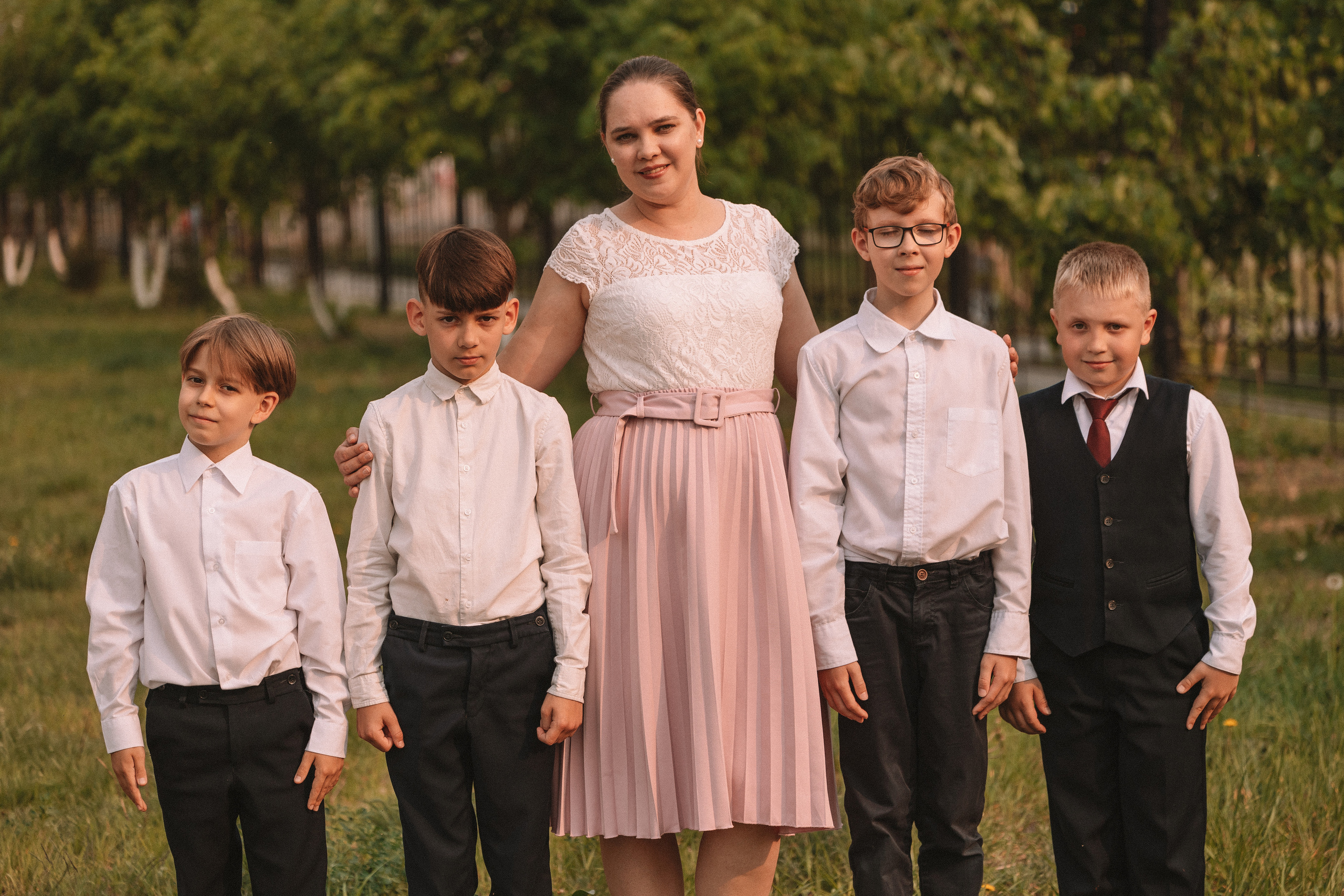 3 класс у школы. Семейный фотограф Тюмень, фотограф на роды Салмина Мария