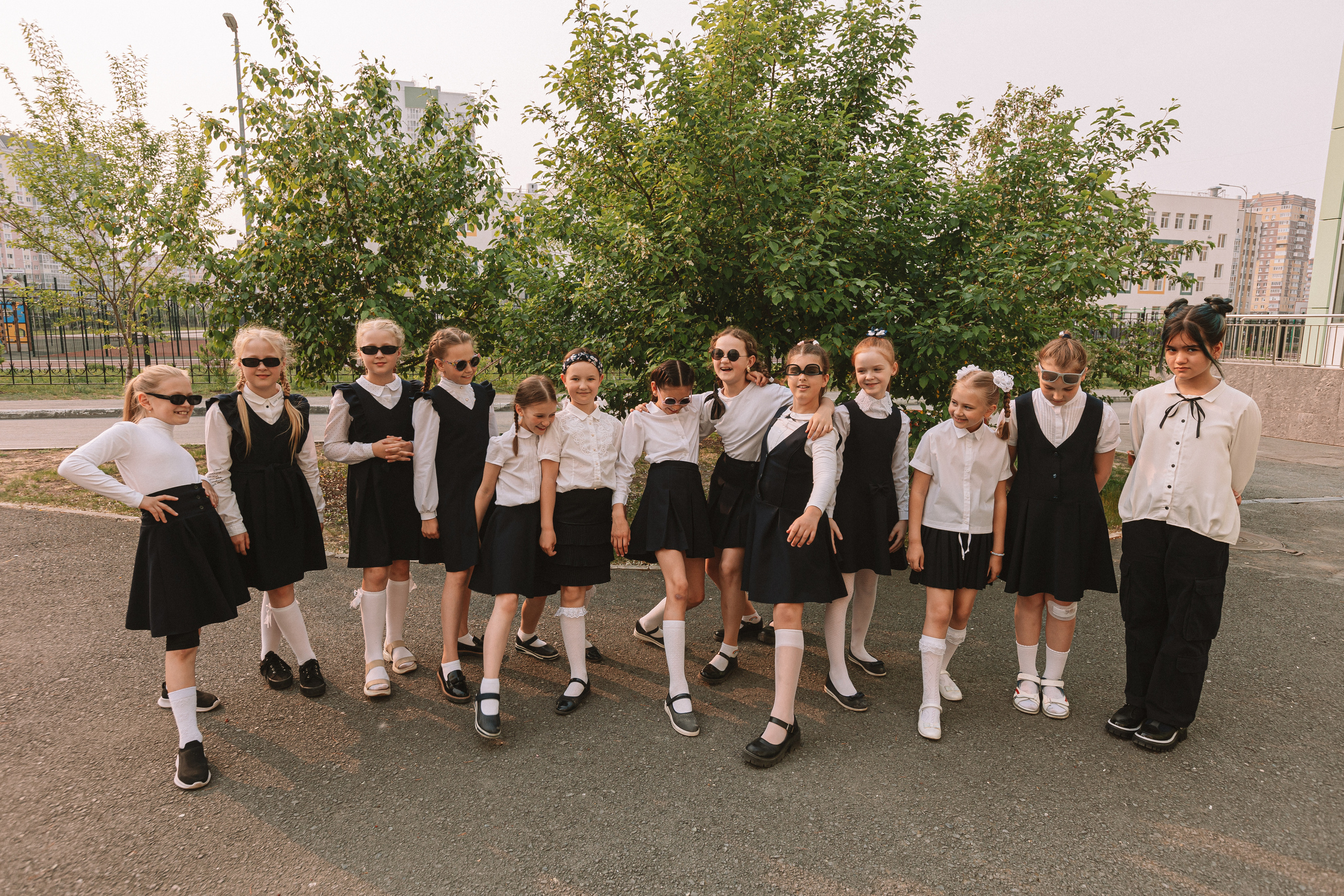 3 класс у школы. Семейный фотограф Тюмень, фотограф на роды Салмина Мария