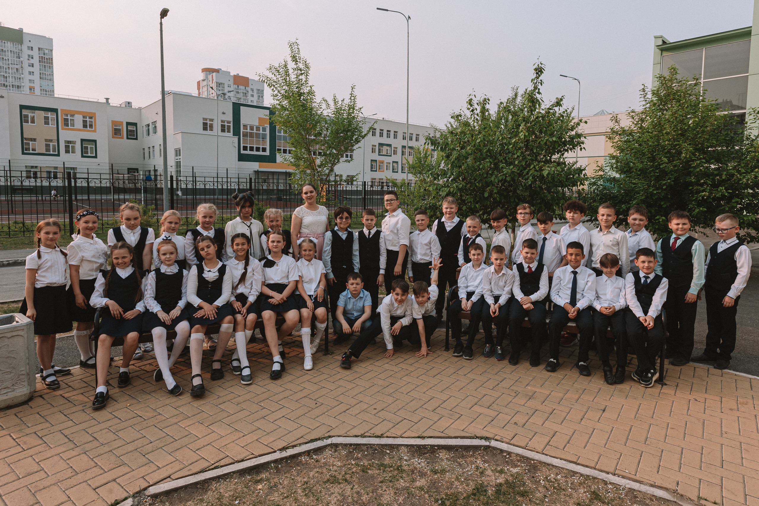 3 класс у школы. Семейный фотограф Тюмень, фотограф на роды Салмина Мария