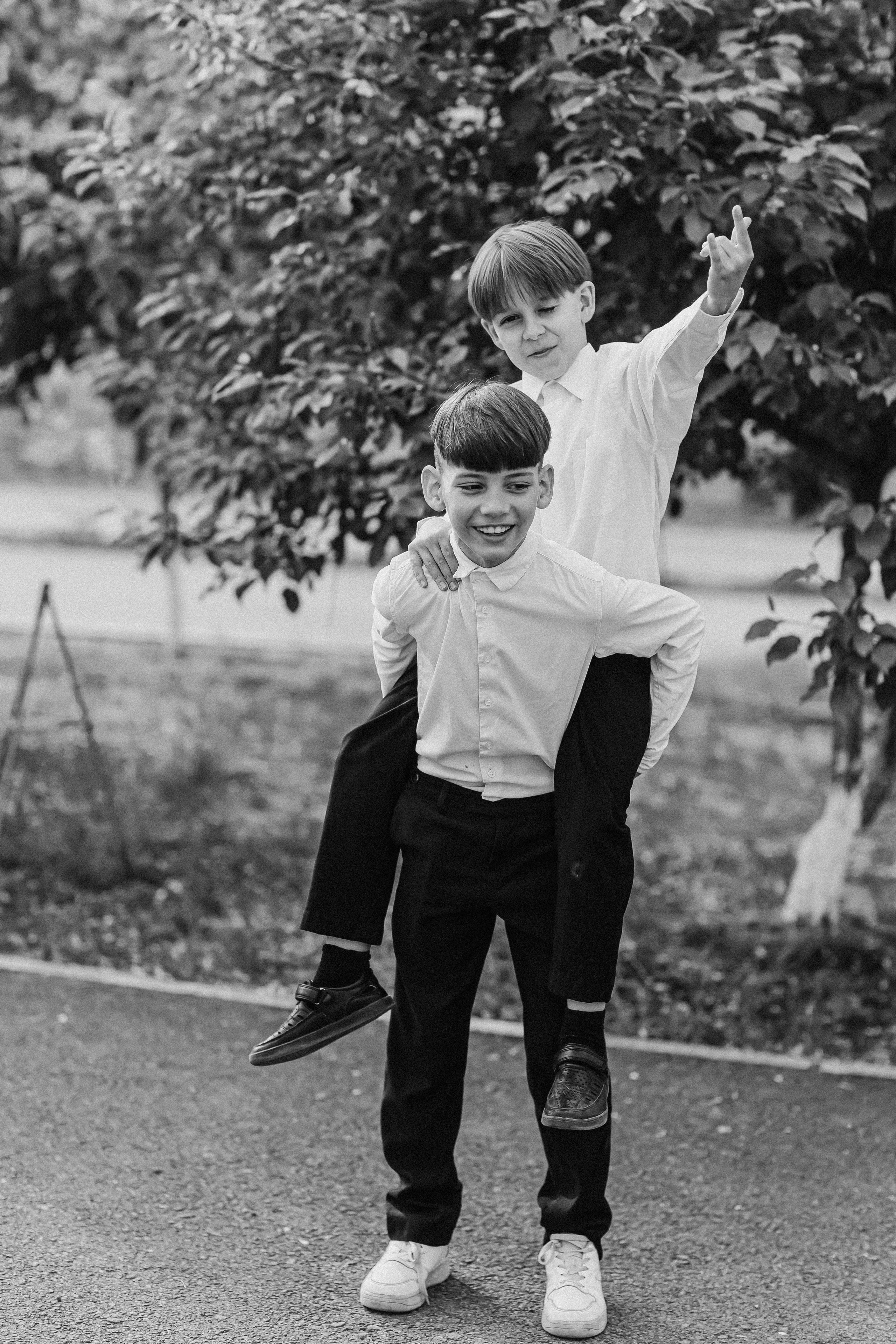 3 класс у школы. Семейный фотограф Тюмень, фотограф на роды Салмина Мария