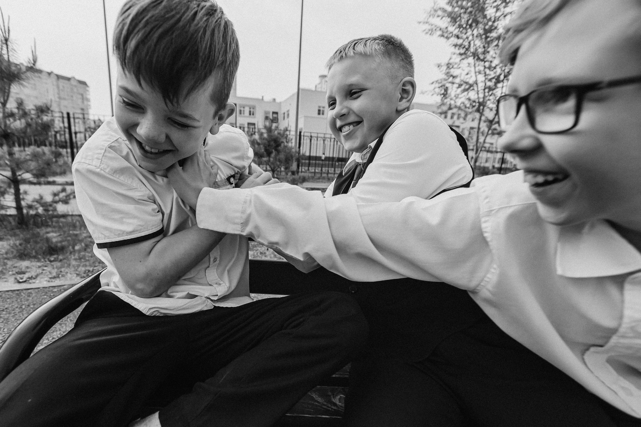 3 класс у школы. Семейный фотограф Тюмень, фотограф на роды Салмина Мария