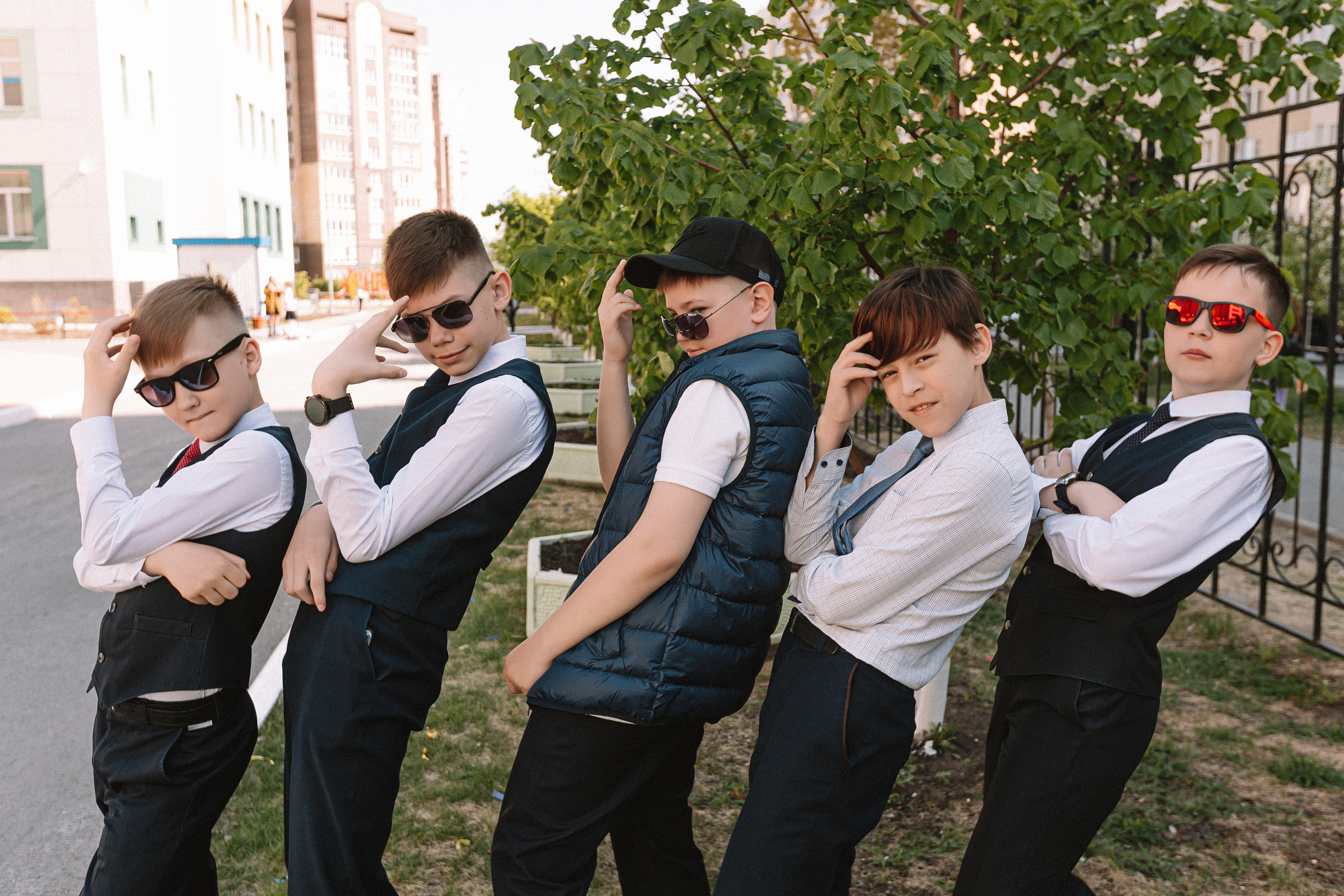 6 класс у школы. Семейный фотограф Тюмень, фотограф на роды Салмина Мария