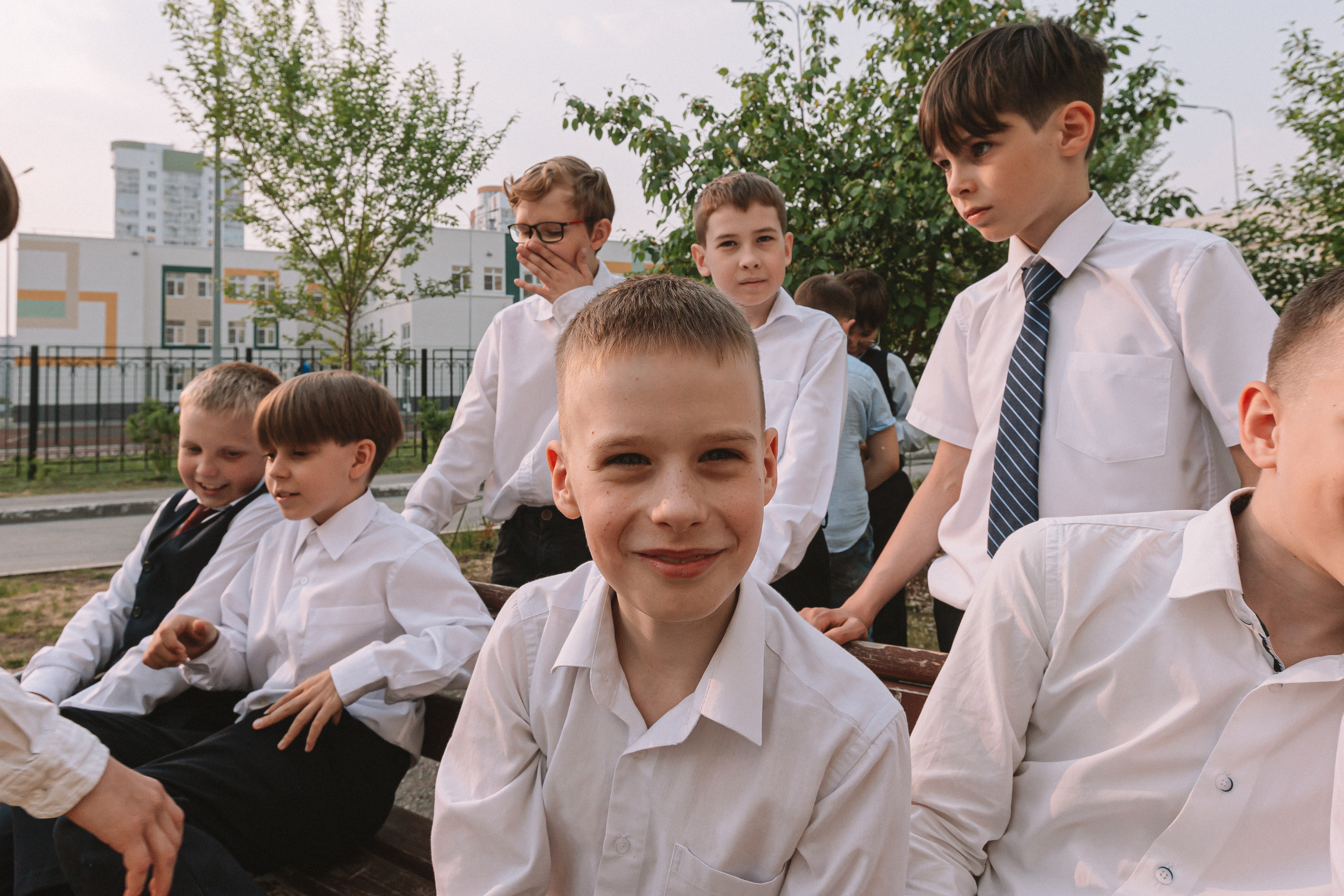 3 класс у школы. Семейный фотограф Тюмень, фотограф на роды Салмина Мария