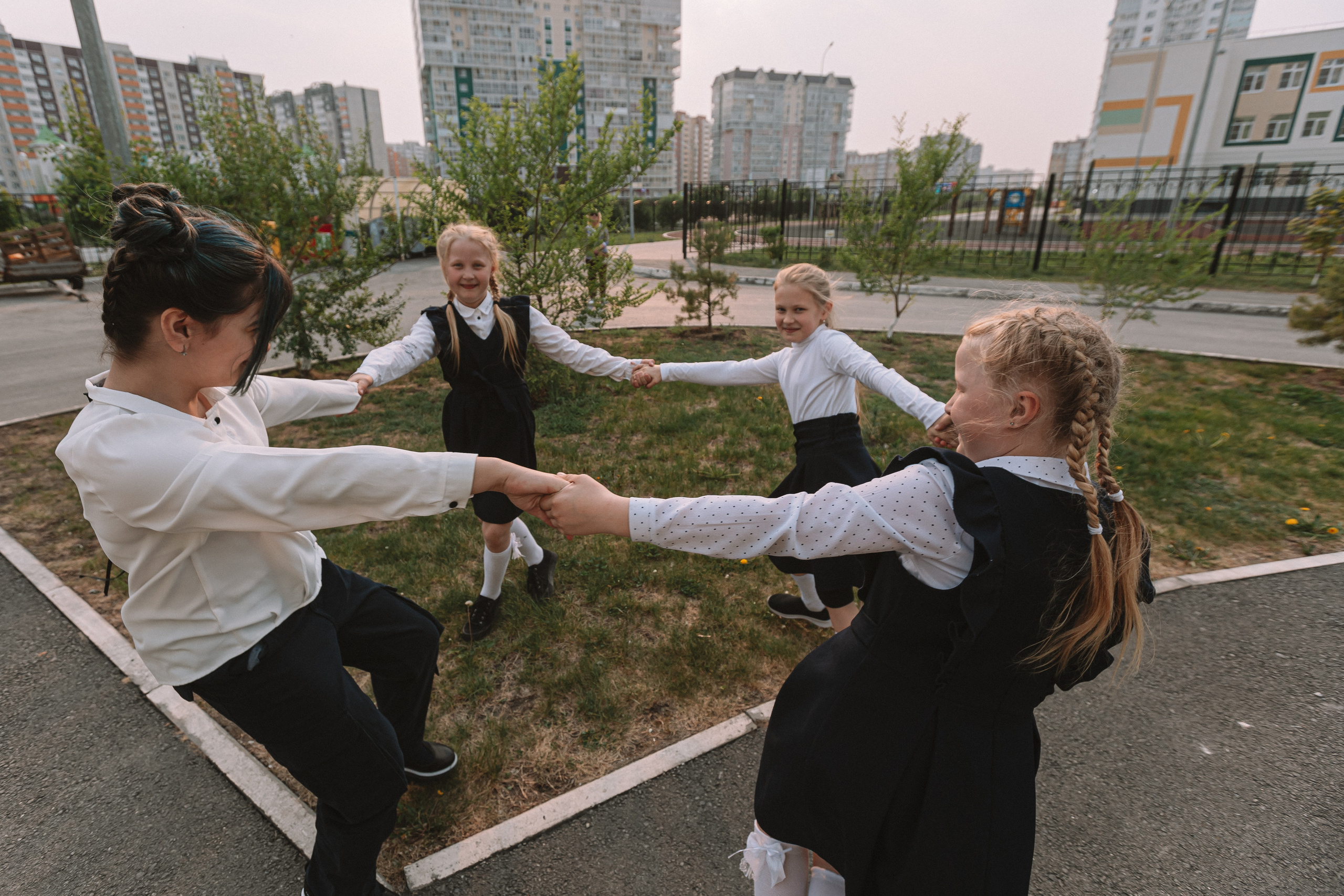 3 класс у школы. Семейный фотограф Тюмень, фотограф на роды Салмина Мария
