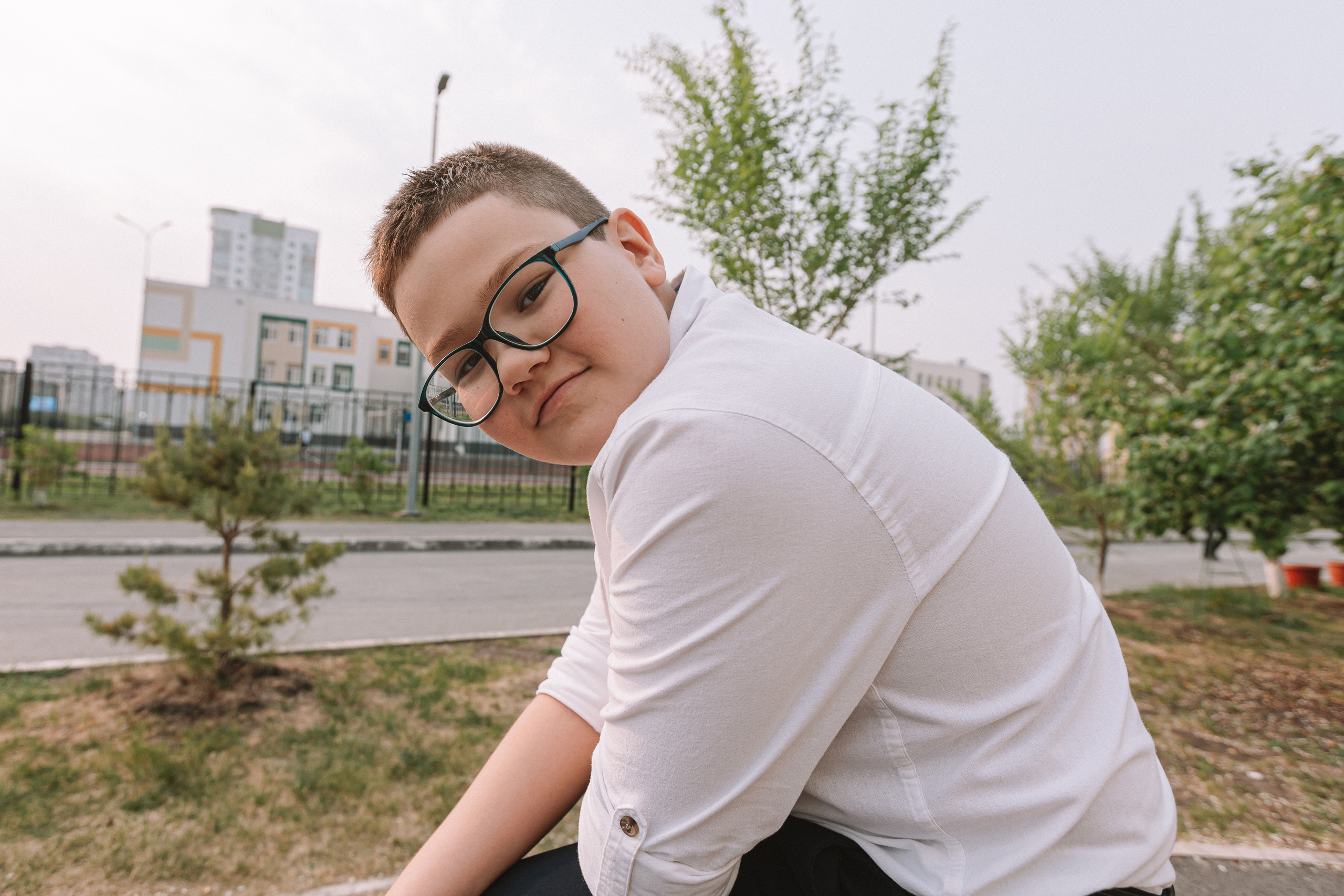 3 класс у школы. Семейный фотограф Тюмень, фотограф на роды Салмина Мария