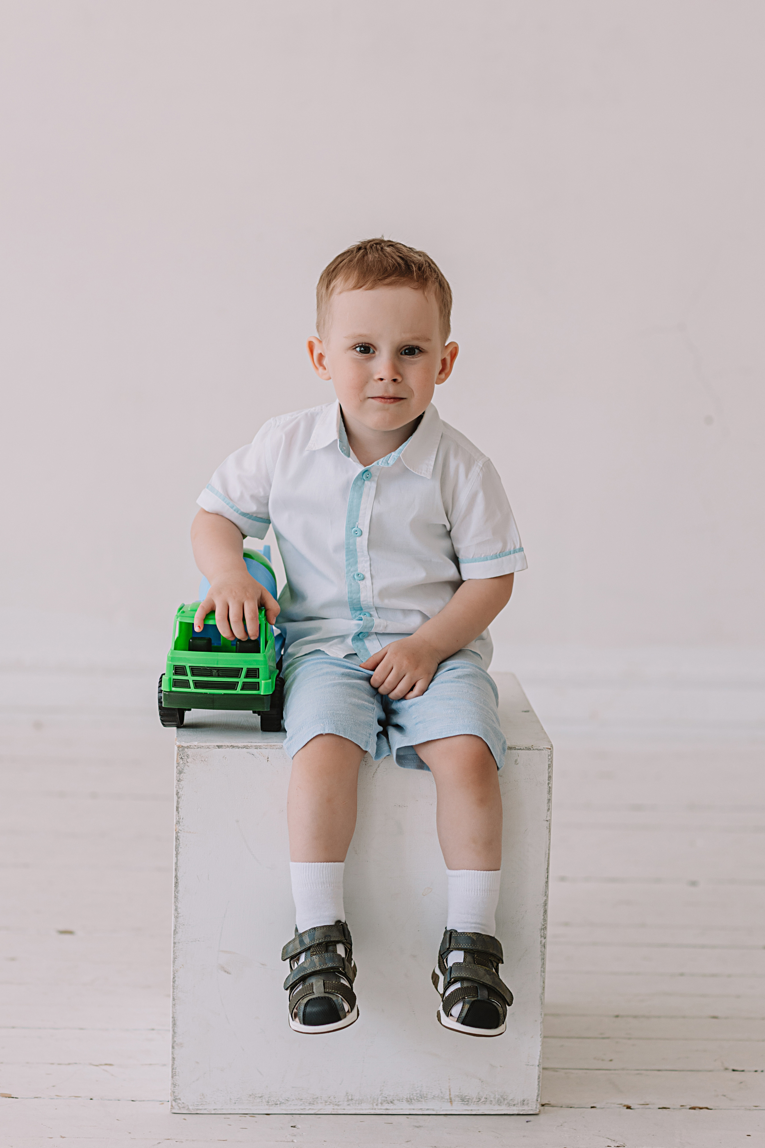 Младшая группа садика в студии. Семейный фотограф Тюмень, фотограф на роды Салмина Мария