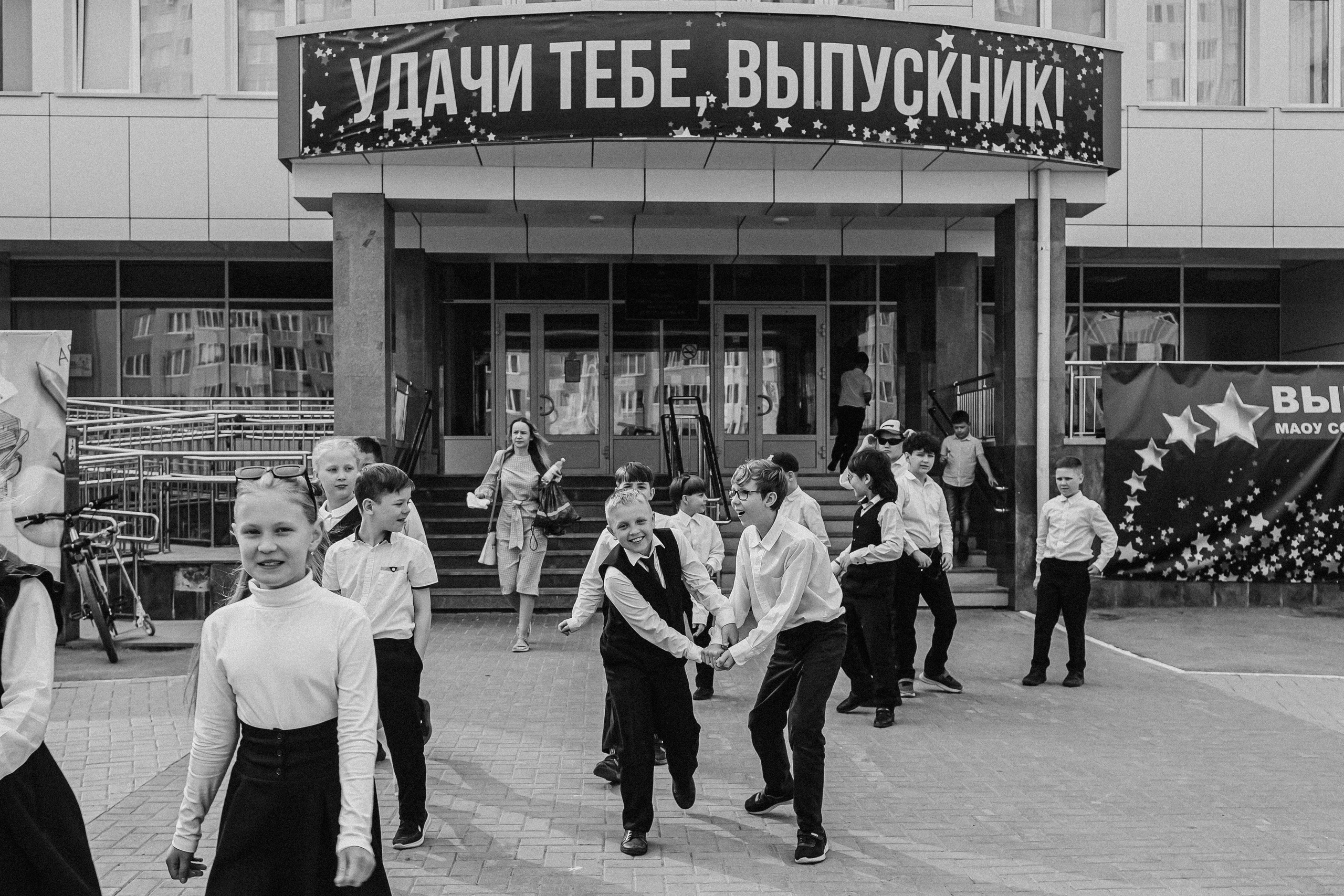3 класс у школы. Семейный фотограф Тюмень, фотограф на роды Салмина Мария